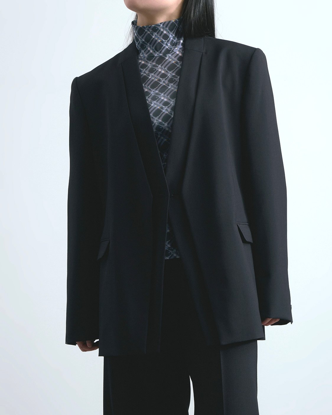 ハトラのノーカラージャケットを着たモデル