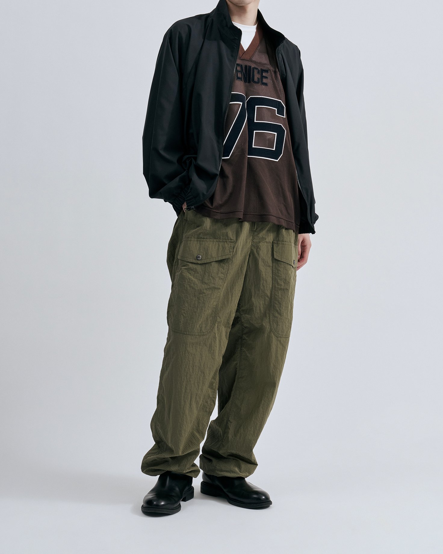 「N.ハリウッド」のナイロンジャケットを着たモデル