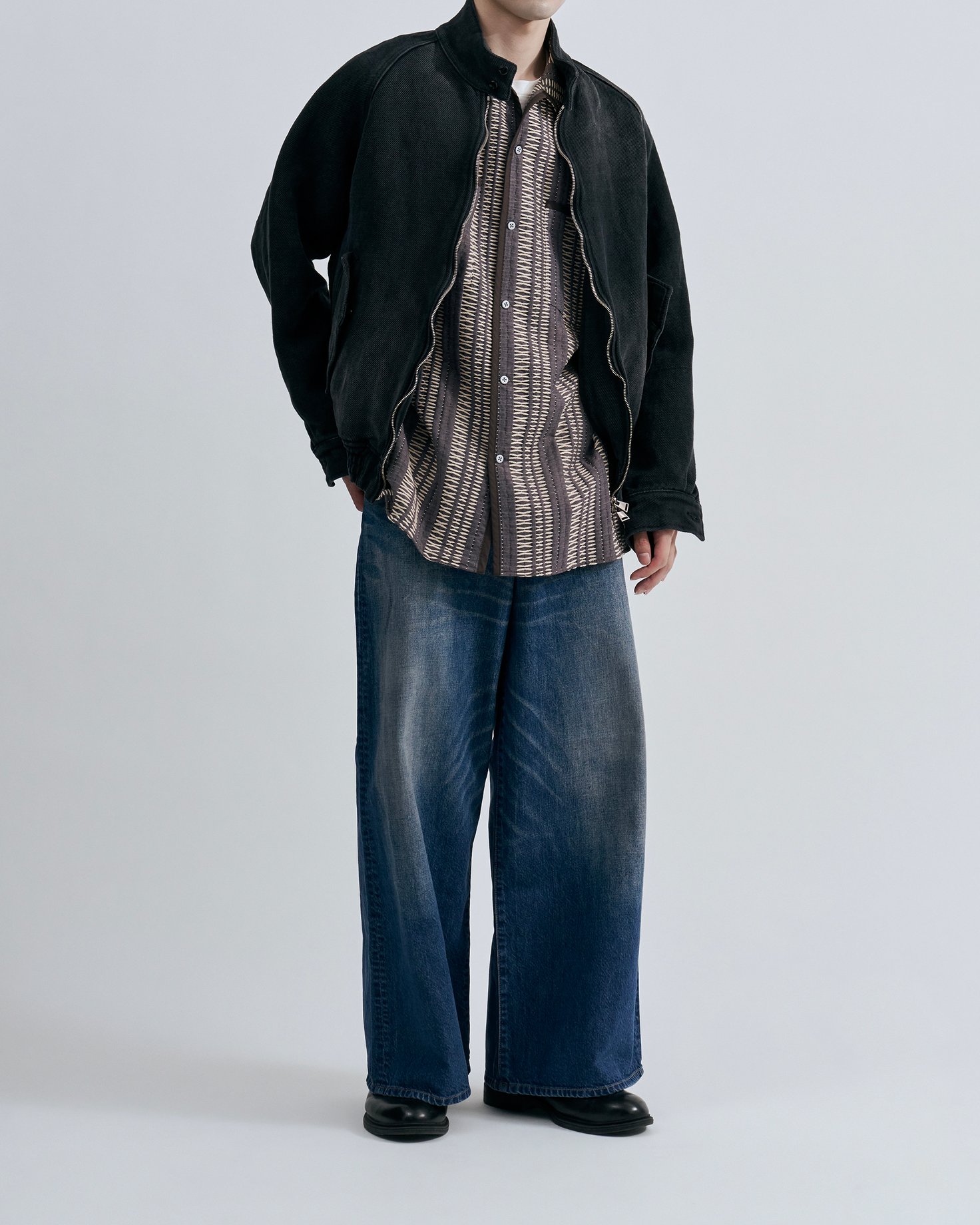 「OUAT」のブルゾンを着たモデル