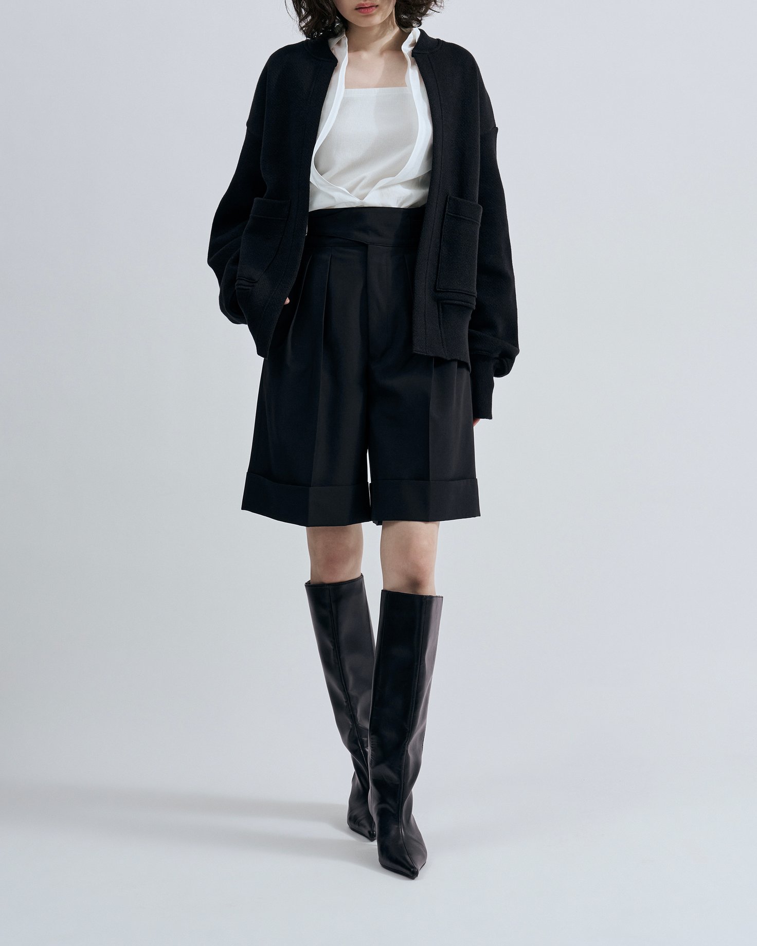 「ポステレガント」のニットブルゾンを着たモデル