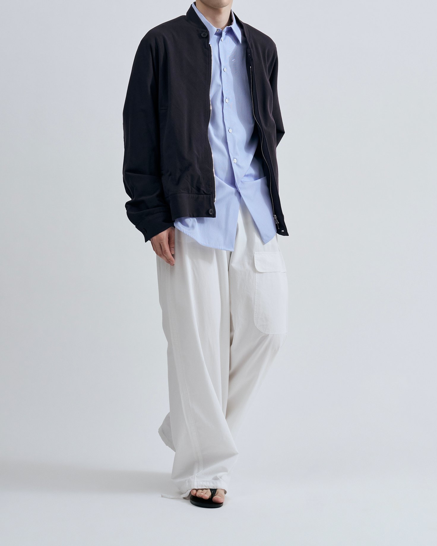 「ノノット」のジップアップブルゾンを着たモデル