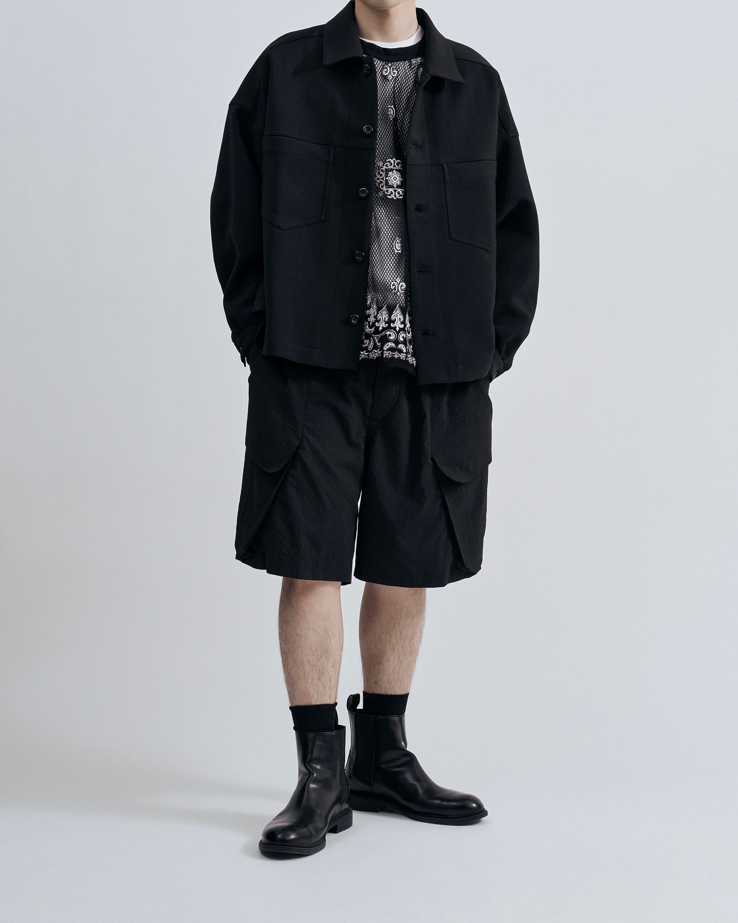 「ウジョー」のボックスブルゾンを着たモデル