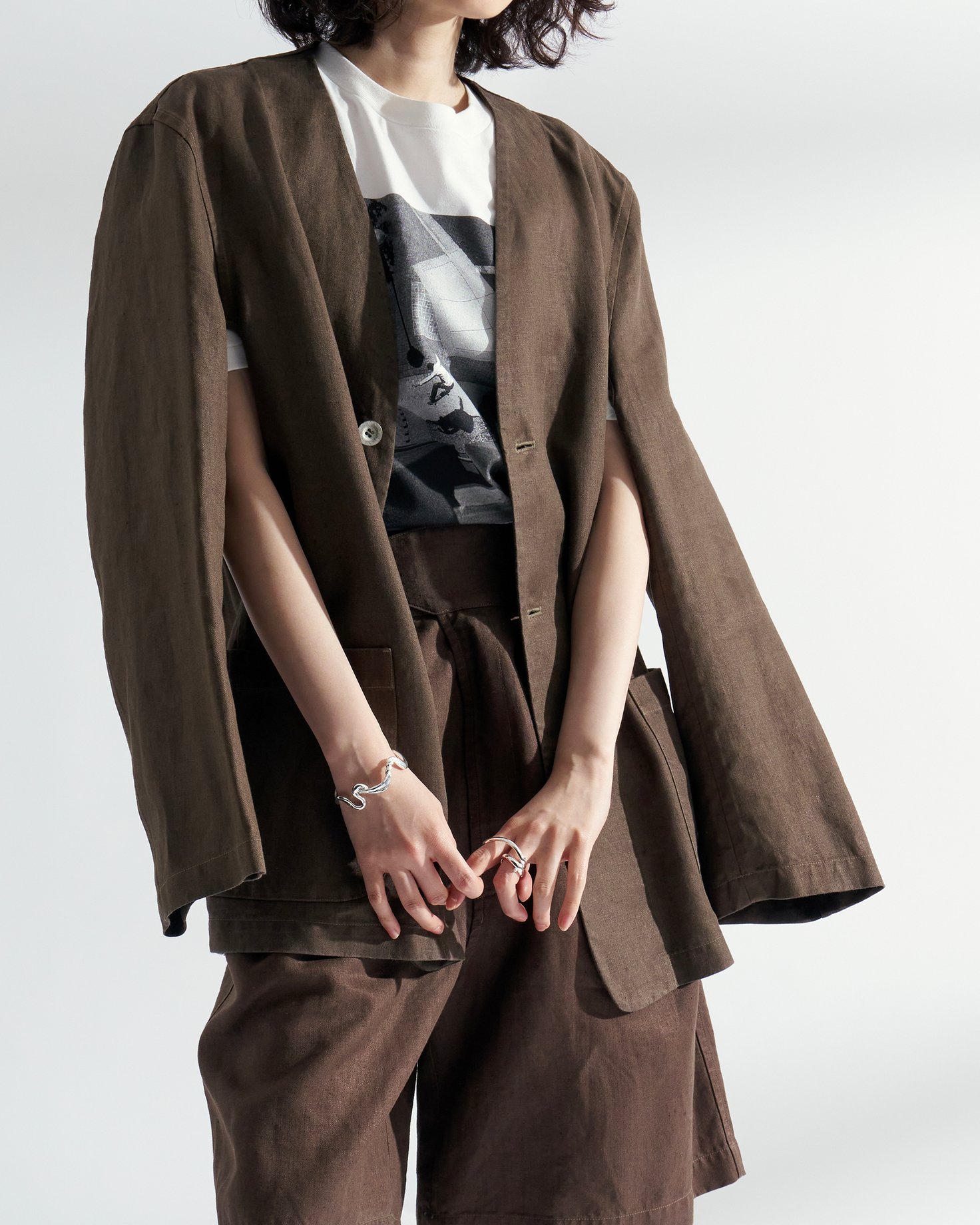 ノマットのノーカラージャケットを着たモデル