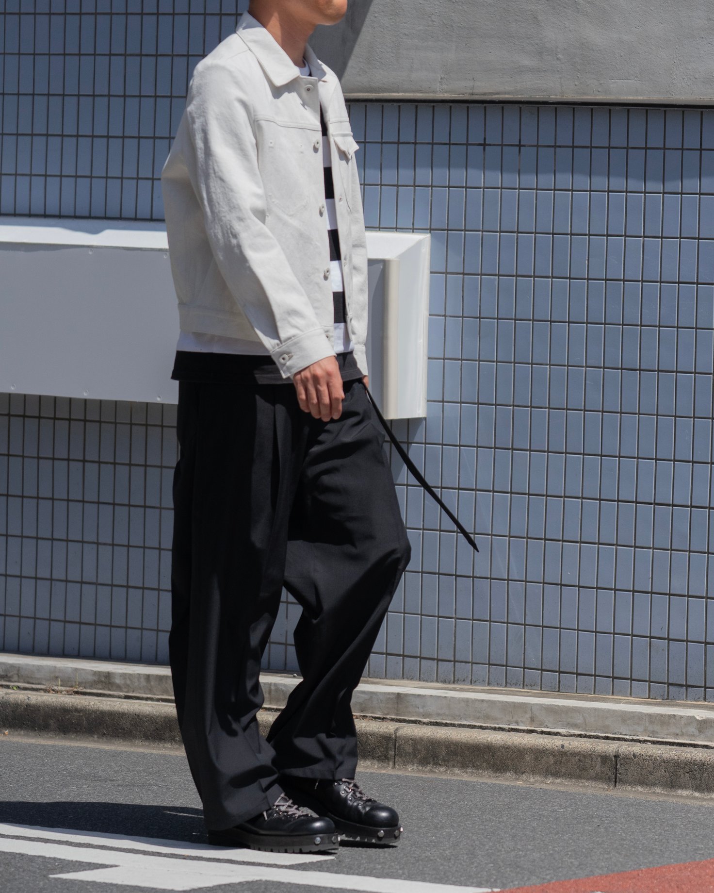 リラクスの洋服を着たモデル