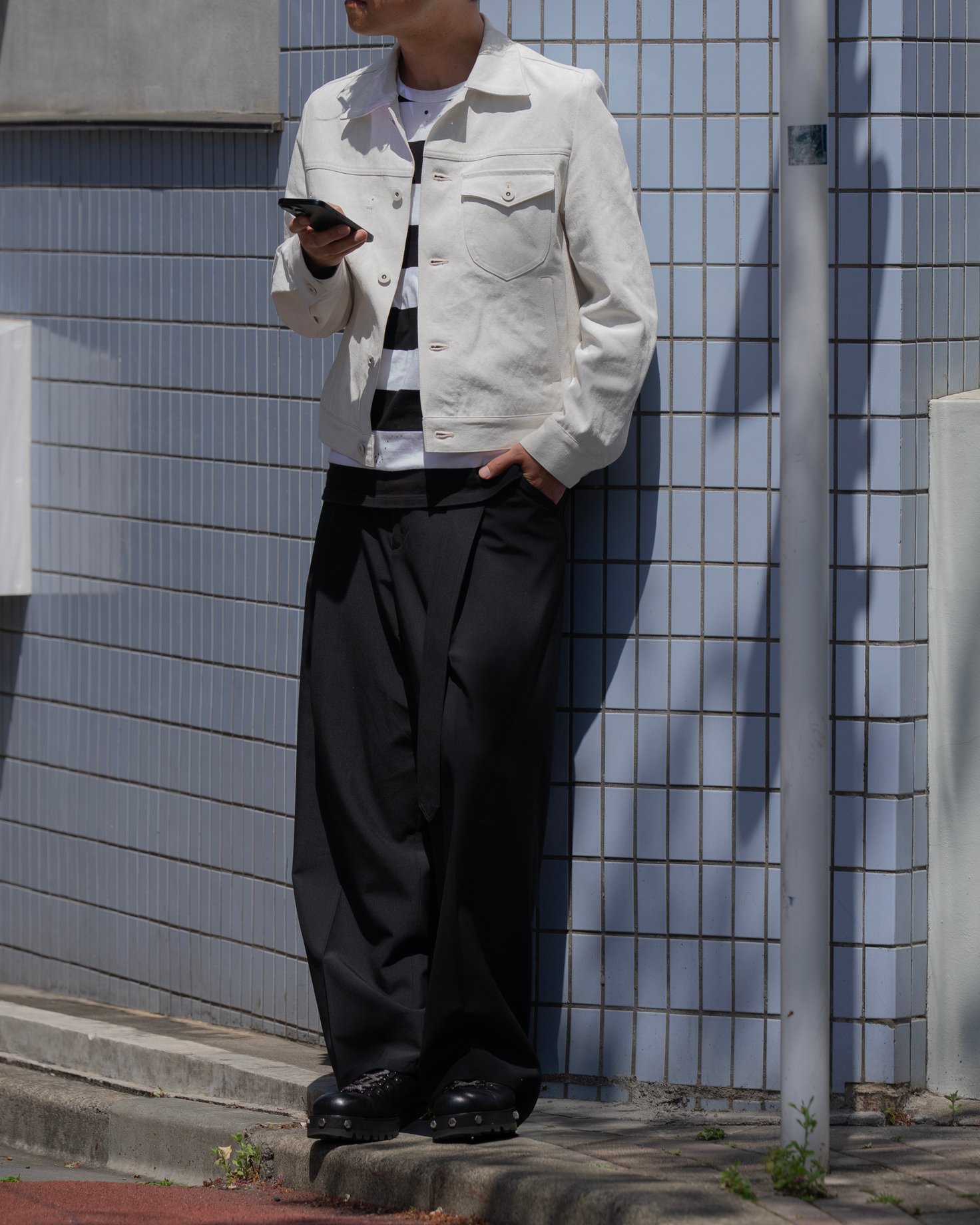 リラクスの洋服を着たモデル