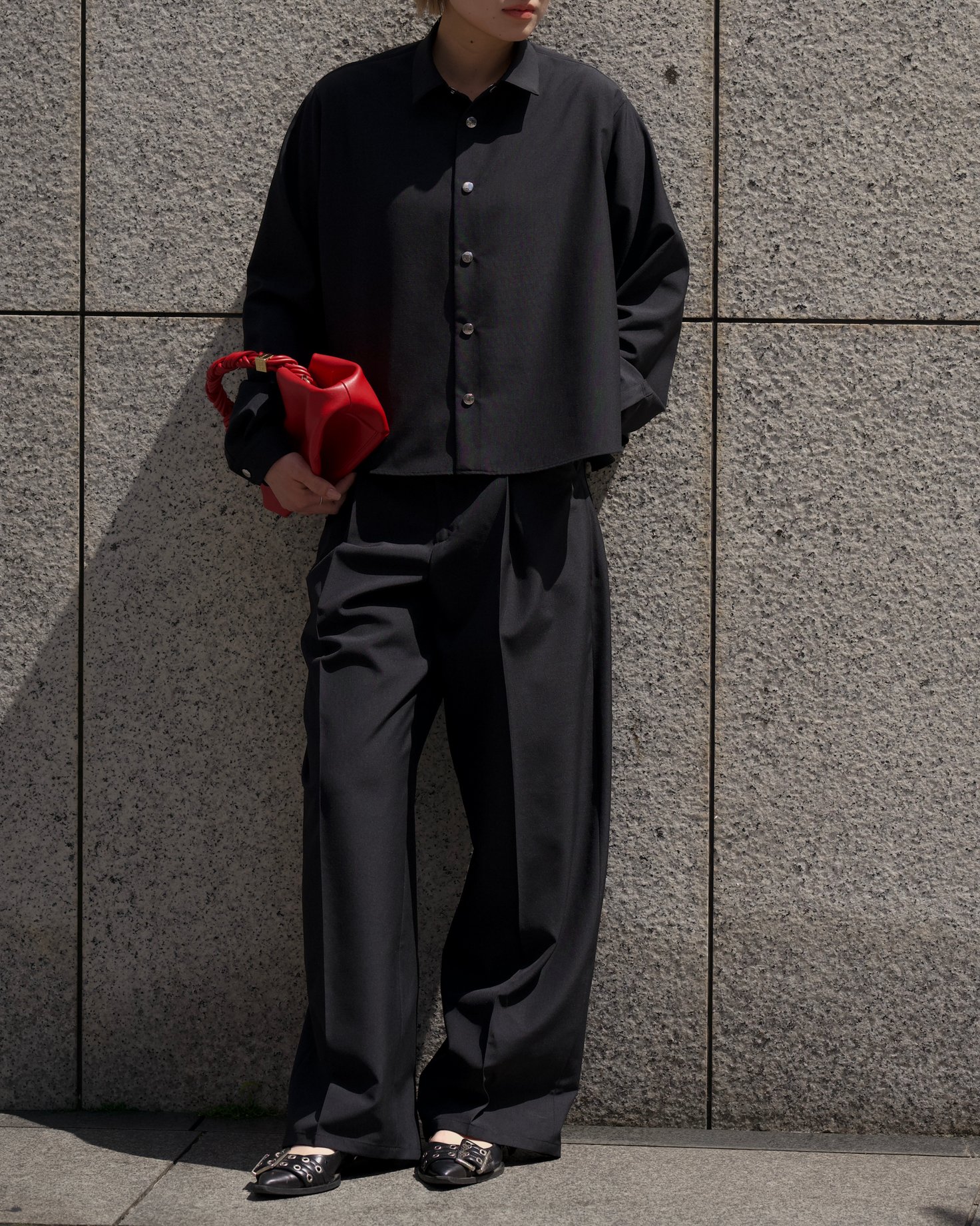 リラクスの洋服を着たモデル