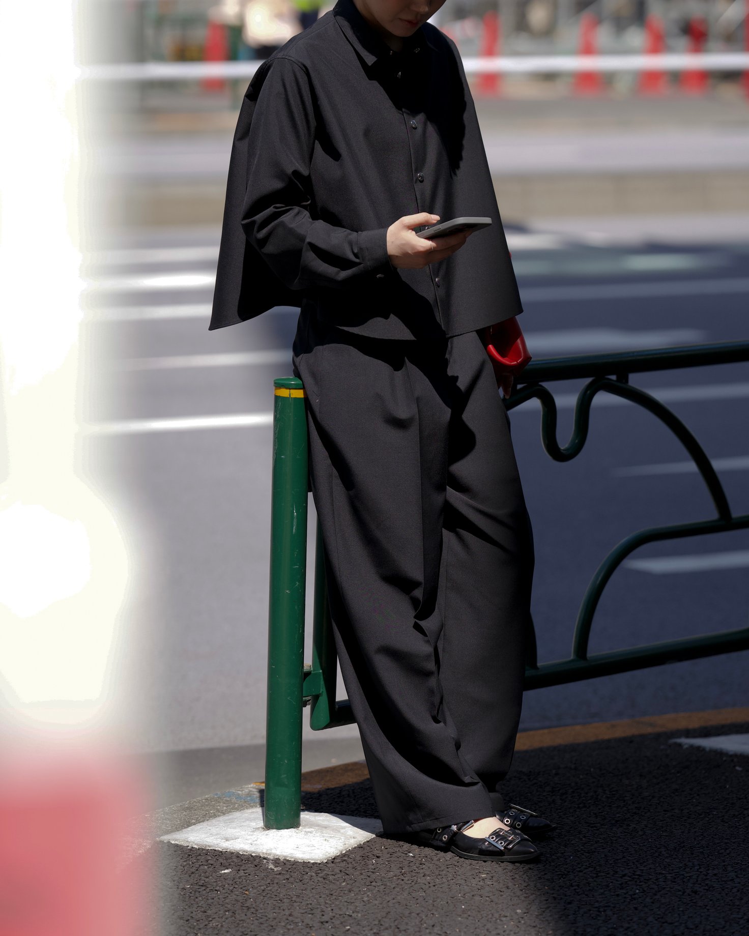 リラクスの洋服を着たモデル