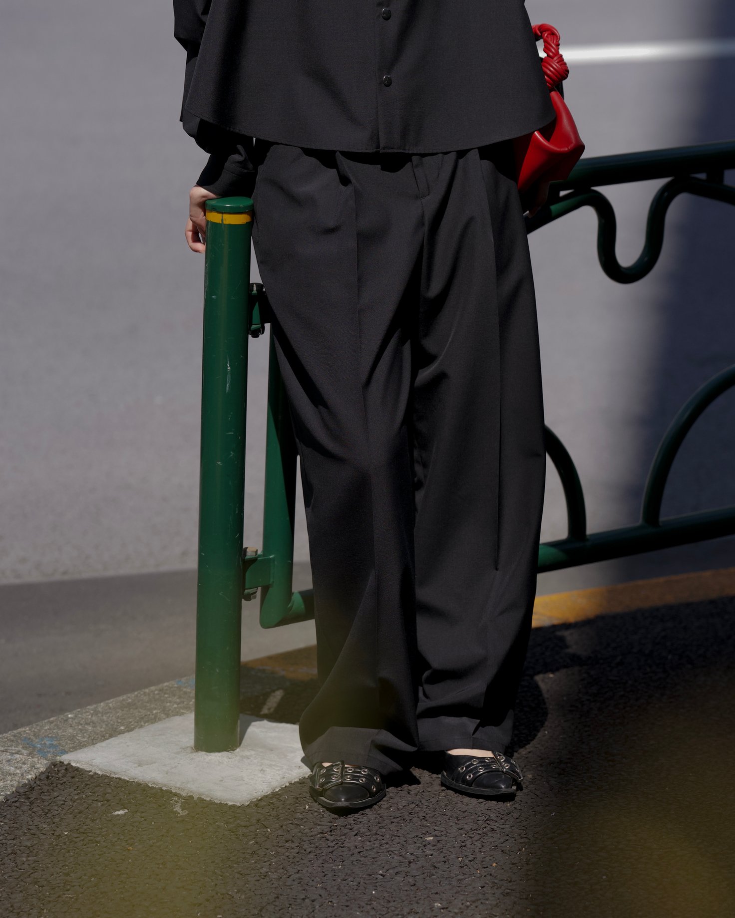 リラクスの洋服を着たモデル