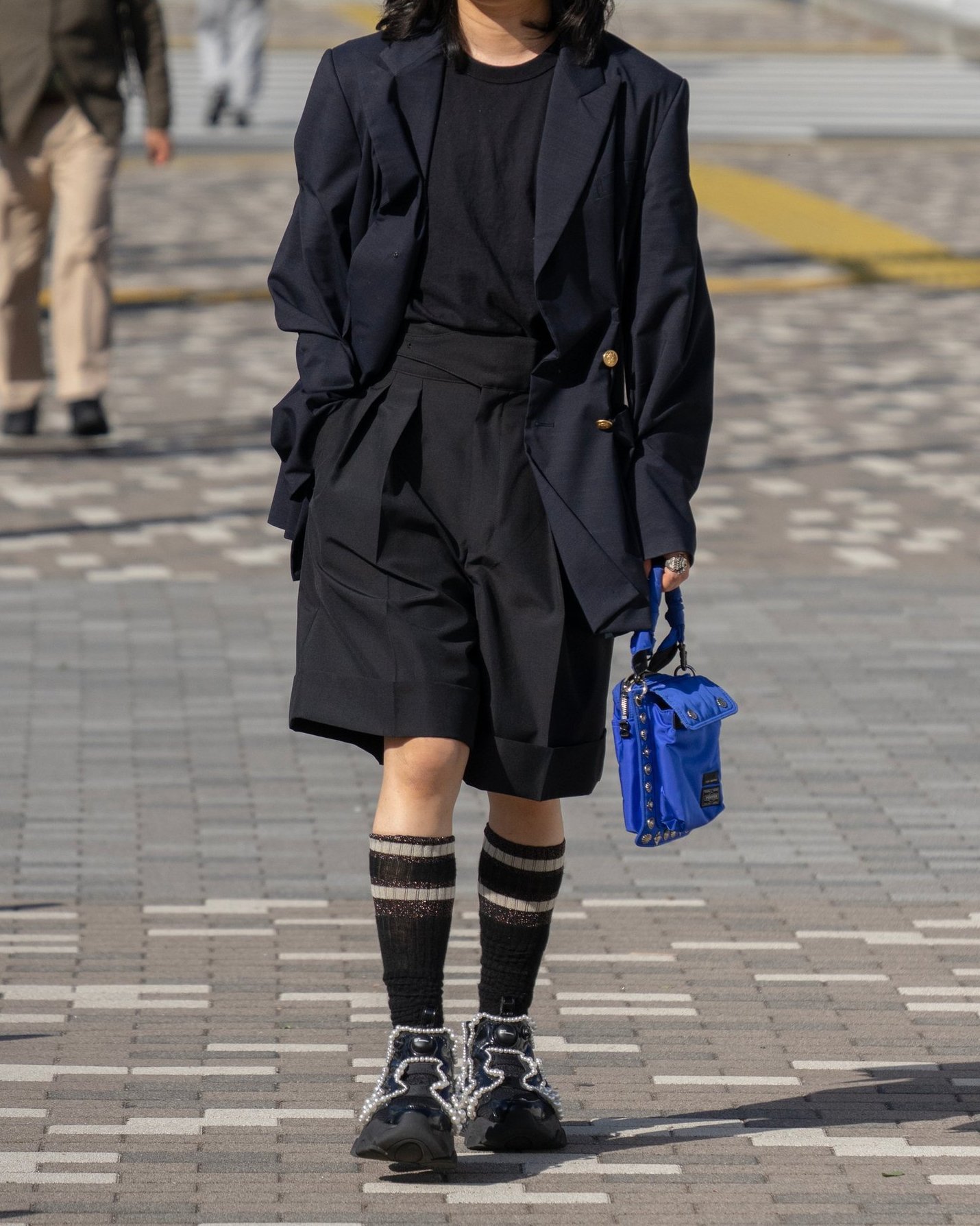 リラクスの洋服を着たモデル