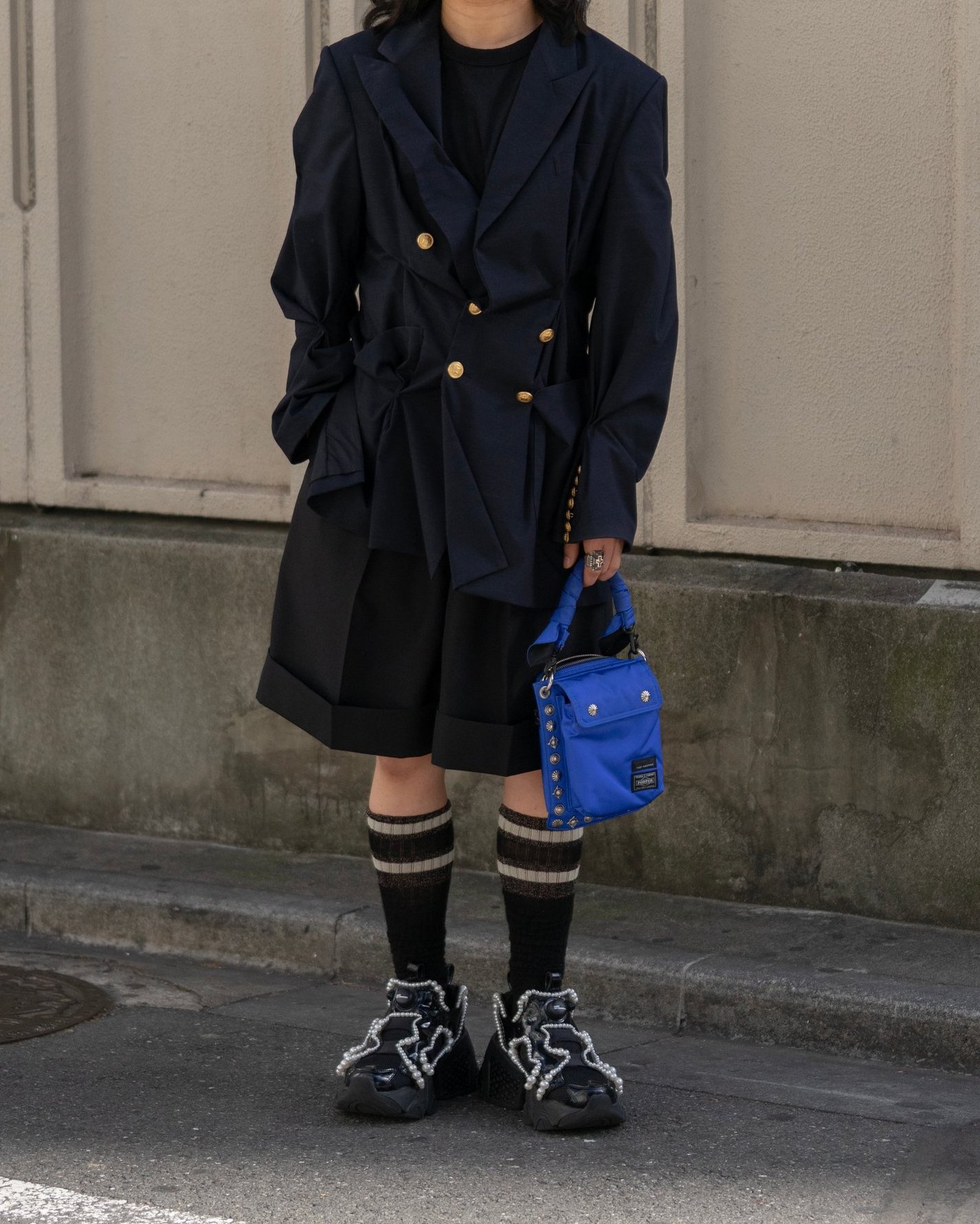 リラクスの洋服を着たモデル