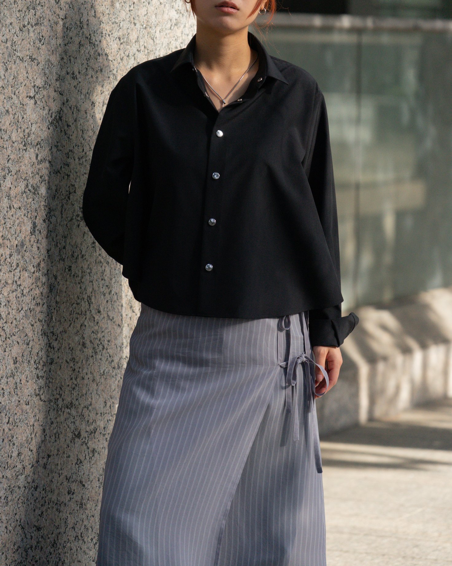 リラクスの洋服を着たモデル