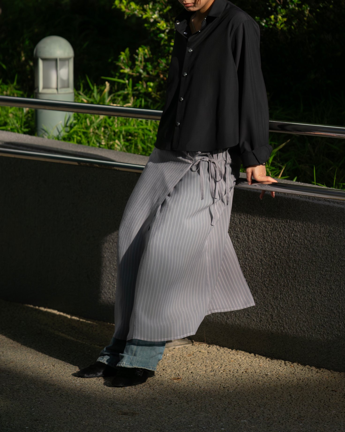 リラクスの洋服を着たモデル