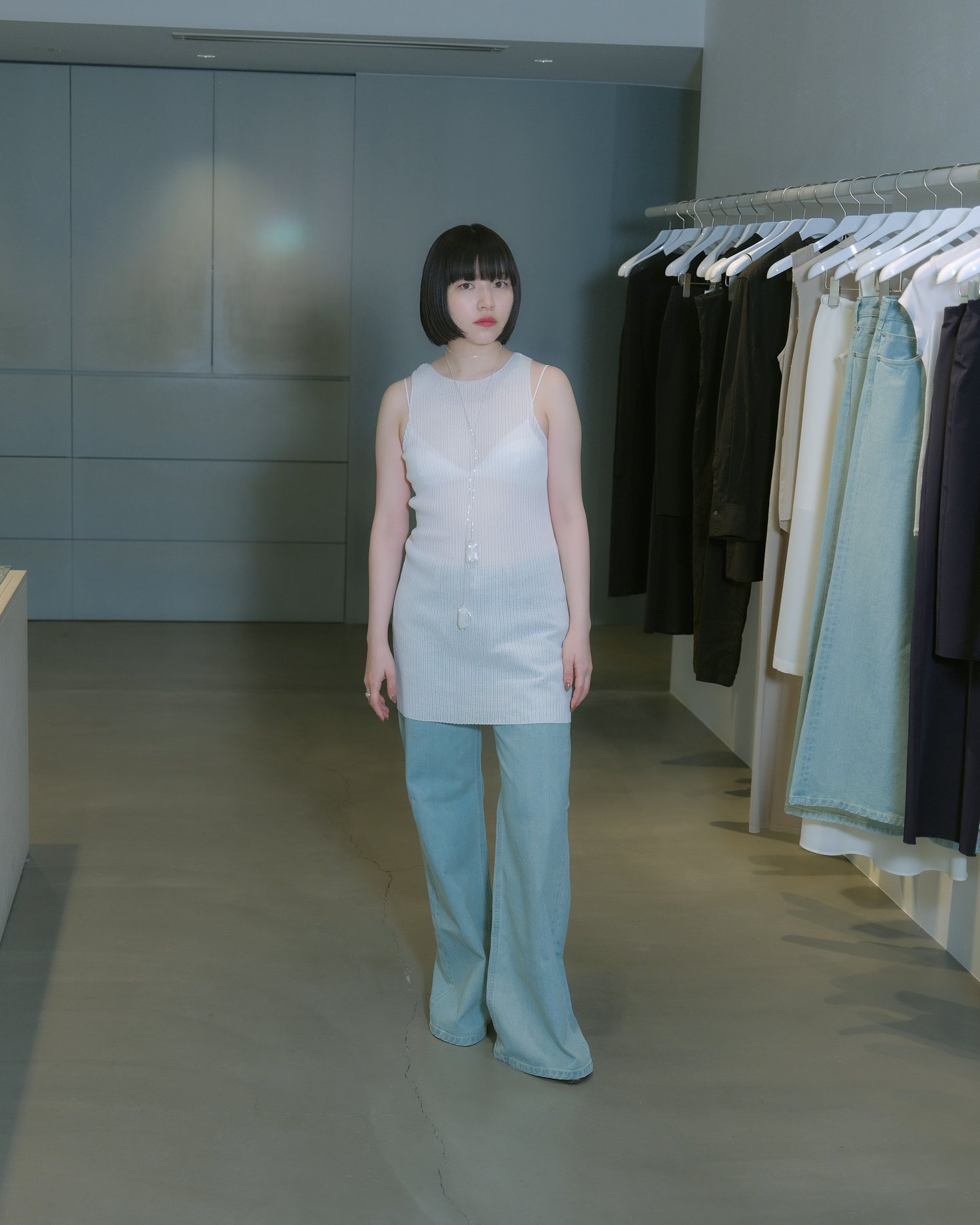 「トゥ エ モン トレゾア」のデニムパンツを穿いたモデル