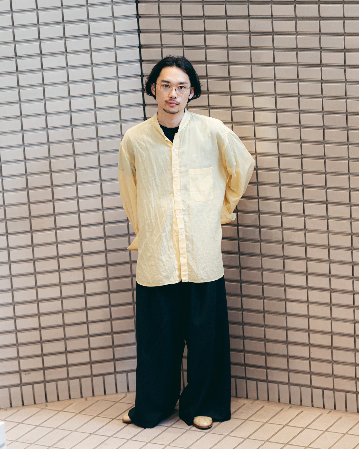 ヨシオクボのスラックスを穿いたモデル