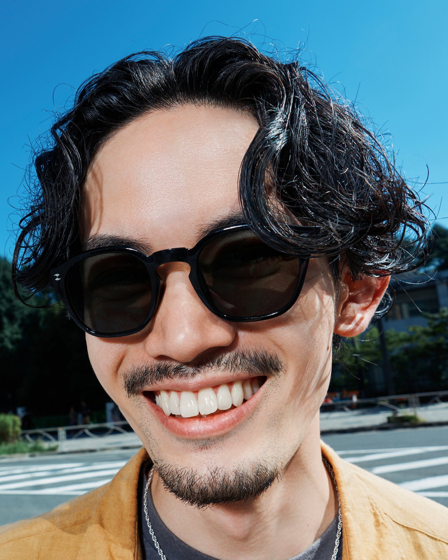 サングラスをかけたモデル