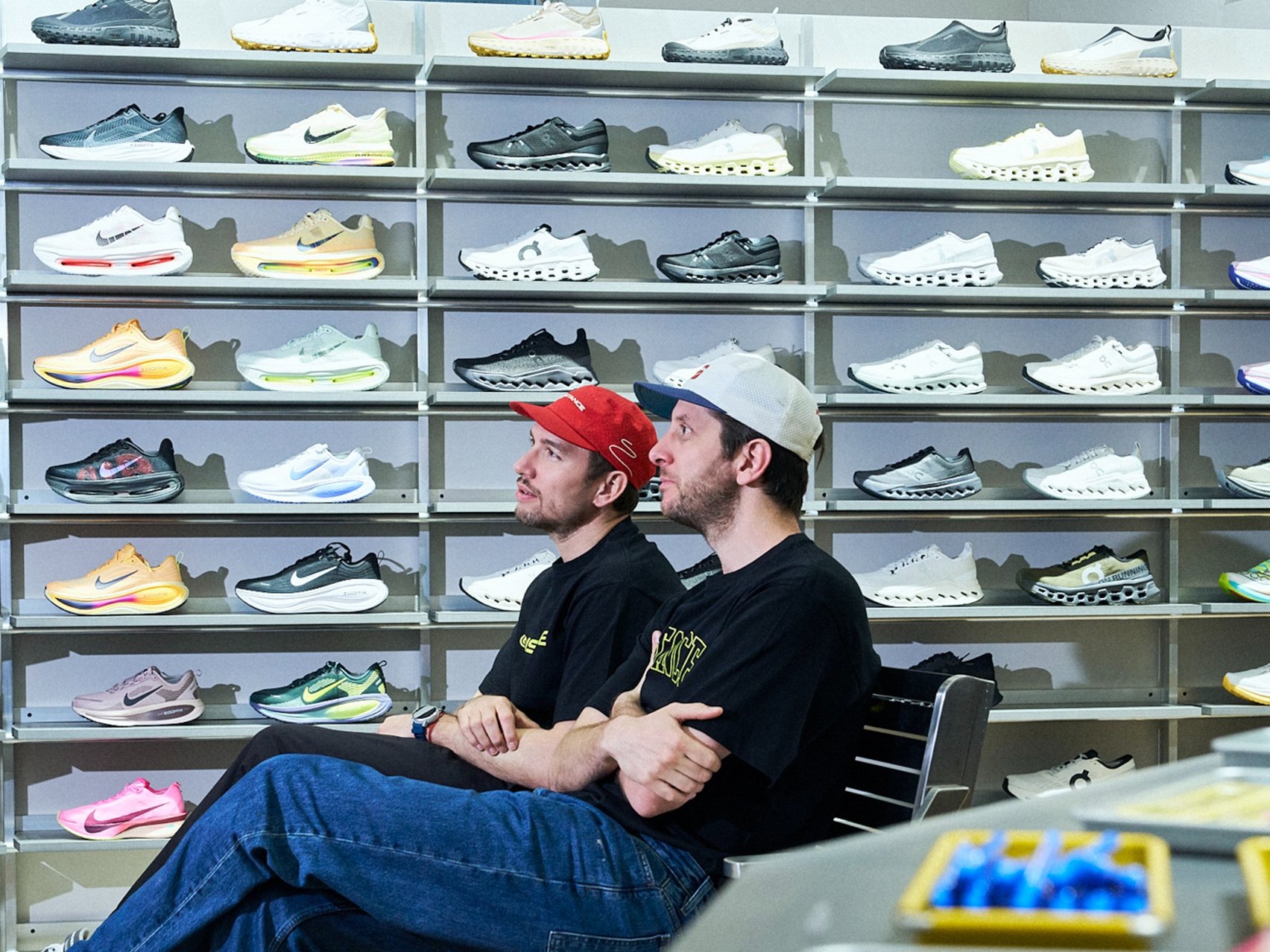 ディスタンス 東京の店内と創業者の2人