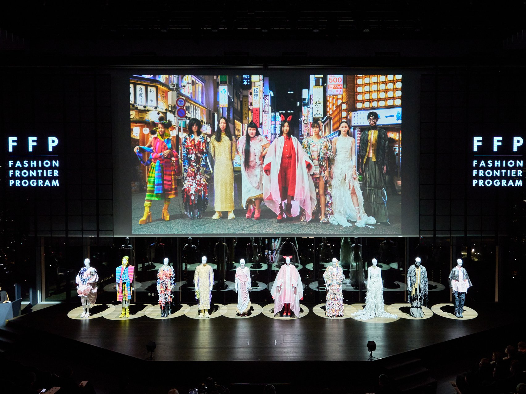 ステージに並んだファイナリストの作品