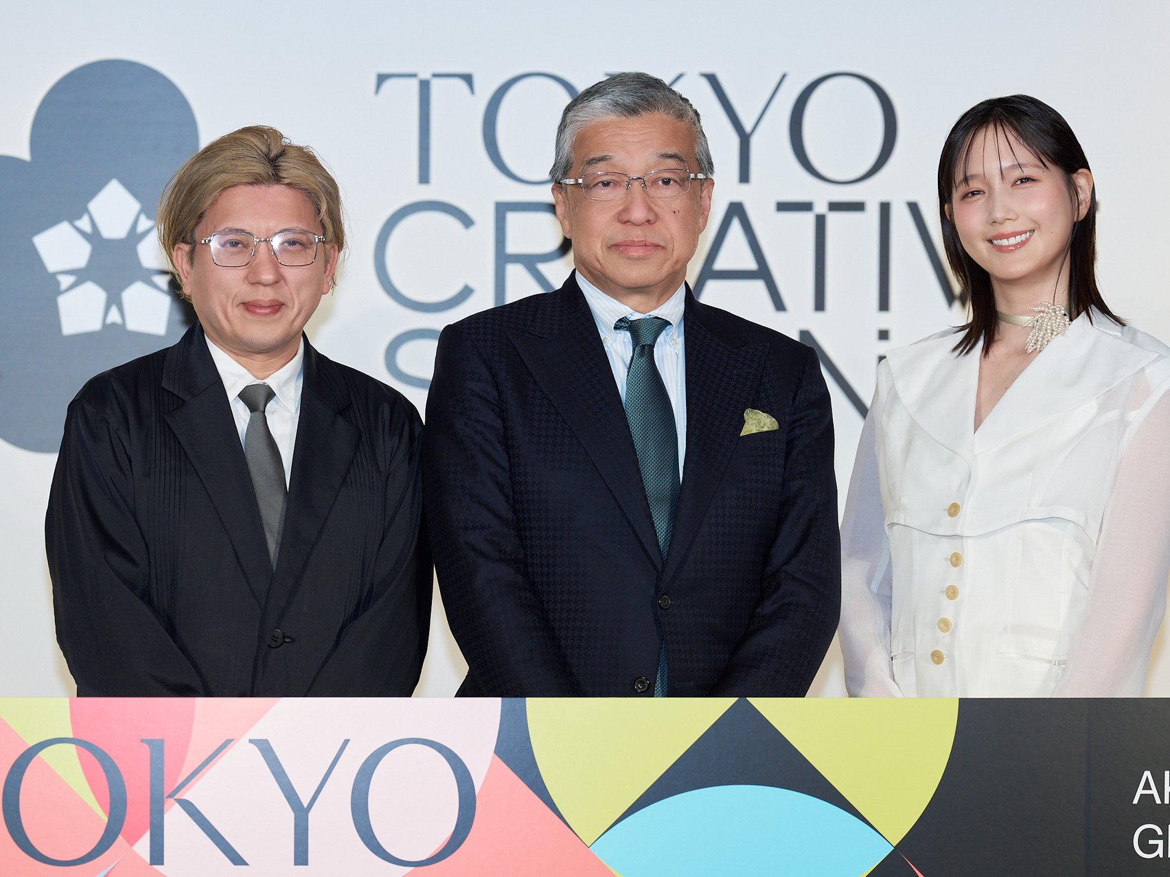 東京クリエイティブサロンオープニングイベントに登壇した杉山央統括ディレクター、大西洋会長、本田翼