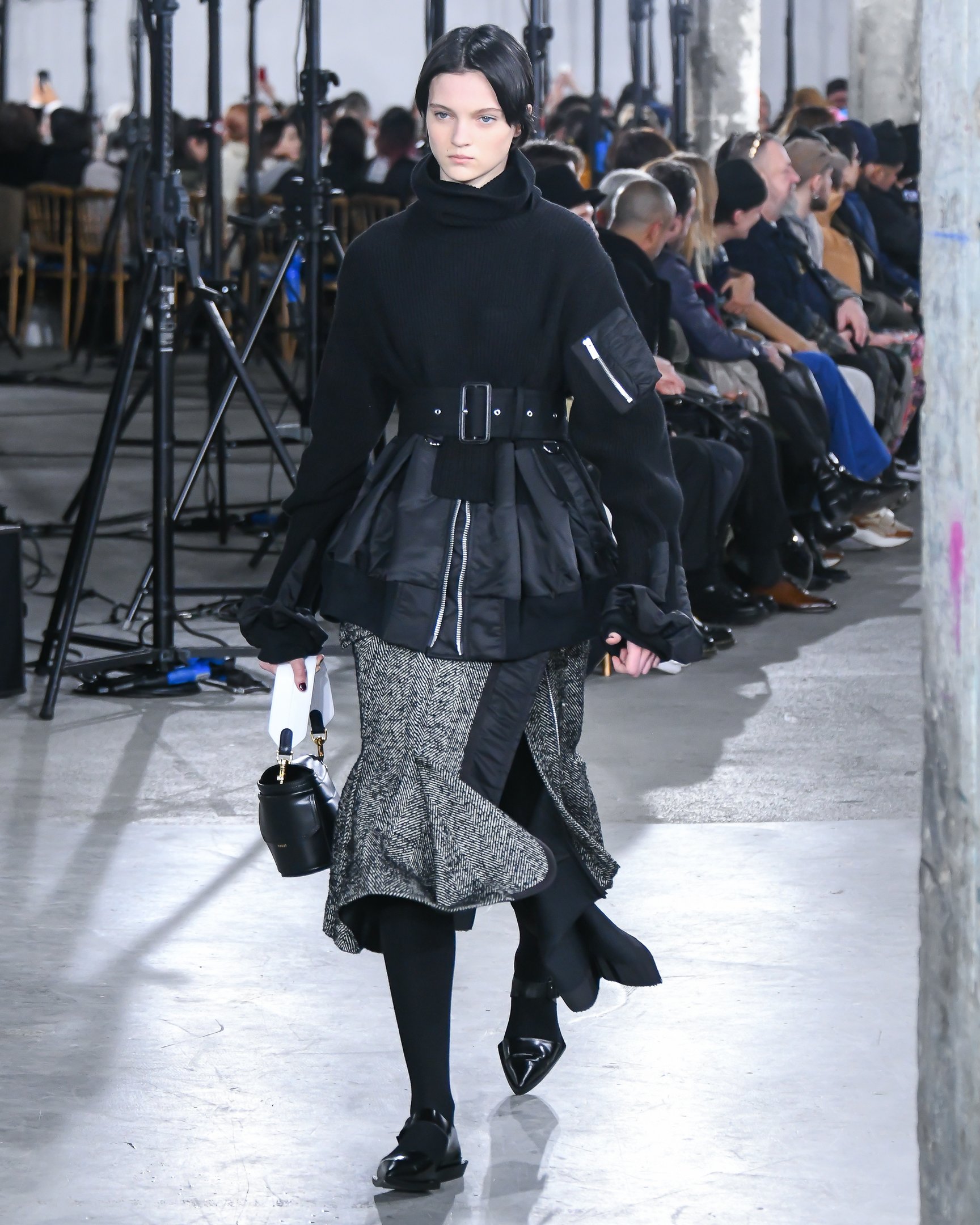 sacai ベルト プリーツ スカート ブラック 個性的 コレクション ショー サカイ」が新作コレクション発表、ベルトやファスナー使いで