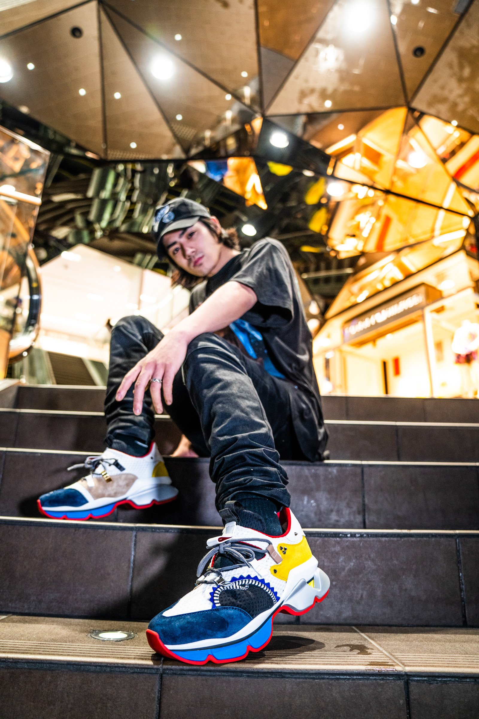 都会派のための「クリスチャン ルブタン」のレッドソールスニーカー