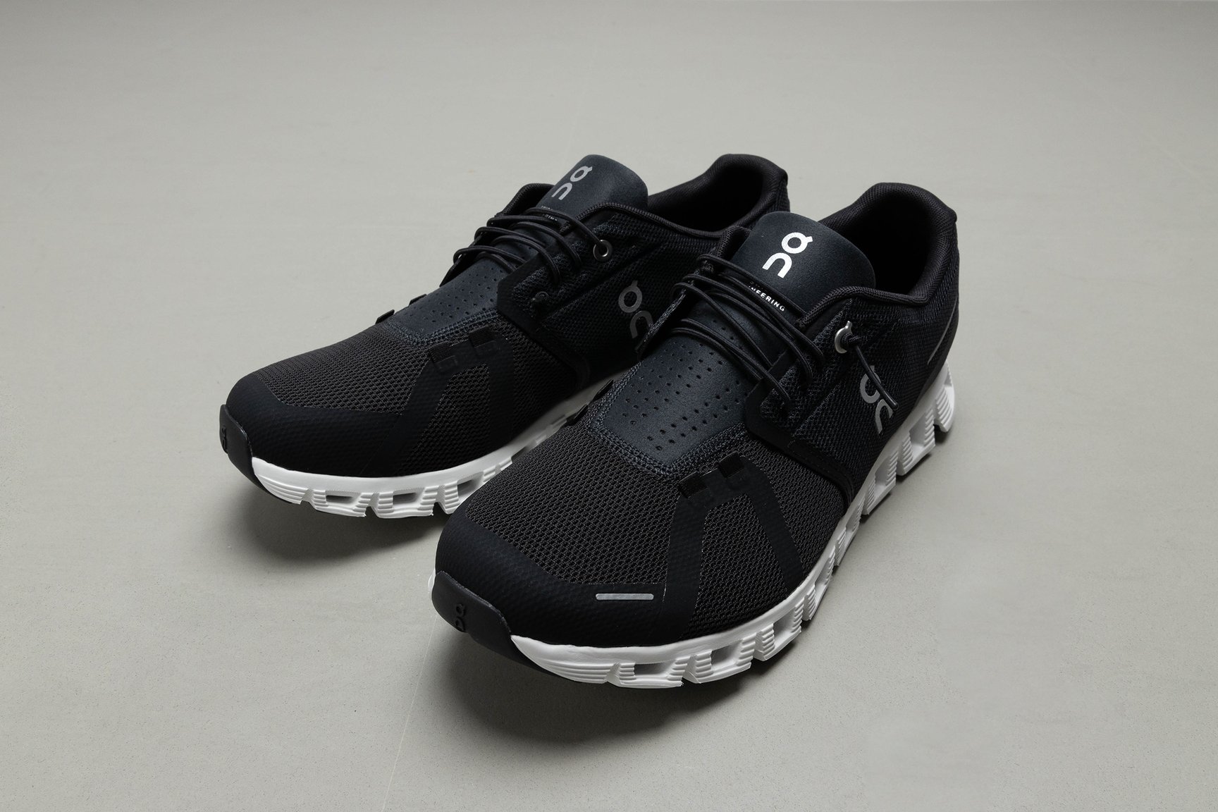 オン On 黒 シューズ クラウド　斜め