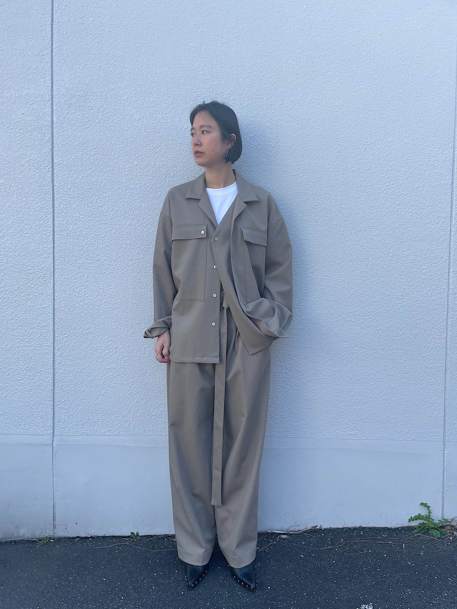 シーオールのベージュのセットアップを着用した女性スタッフ