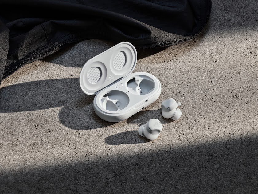 アディダス初のワイヤレスイヤホン