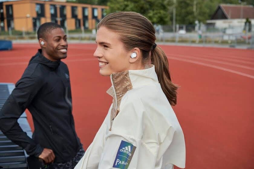 アディダス初のワイヤレスイヤホン