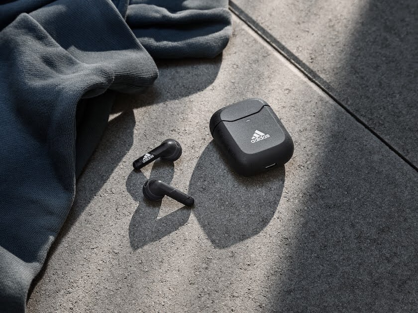 アディダス初のワイヤレスイヤホン