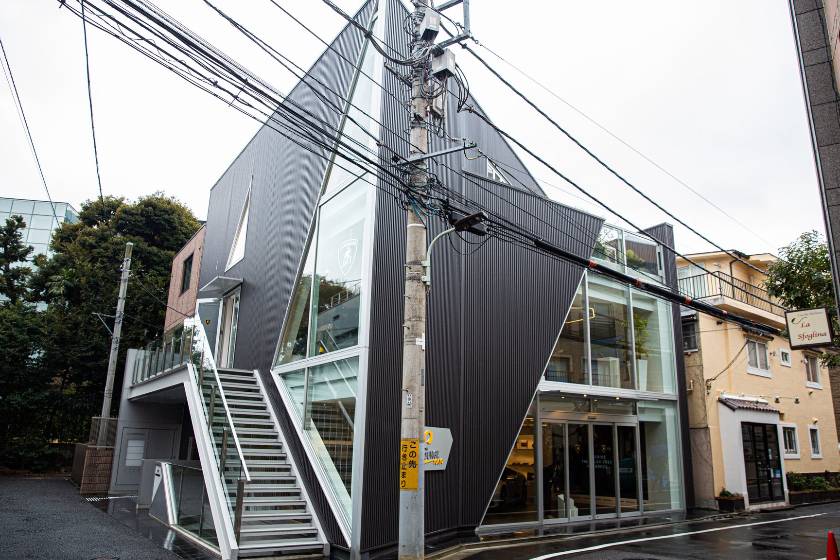 ガラス張りと黒い壁で構成された建物