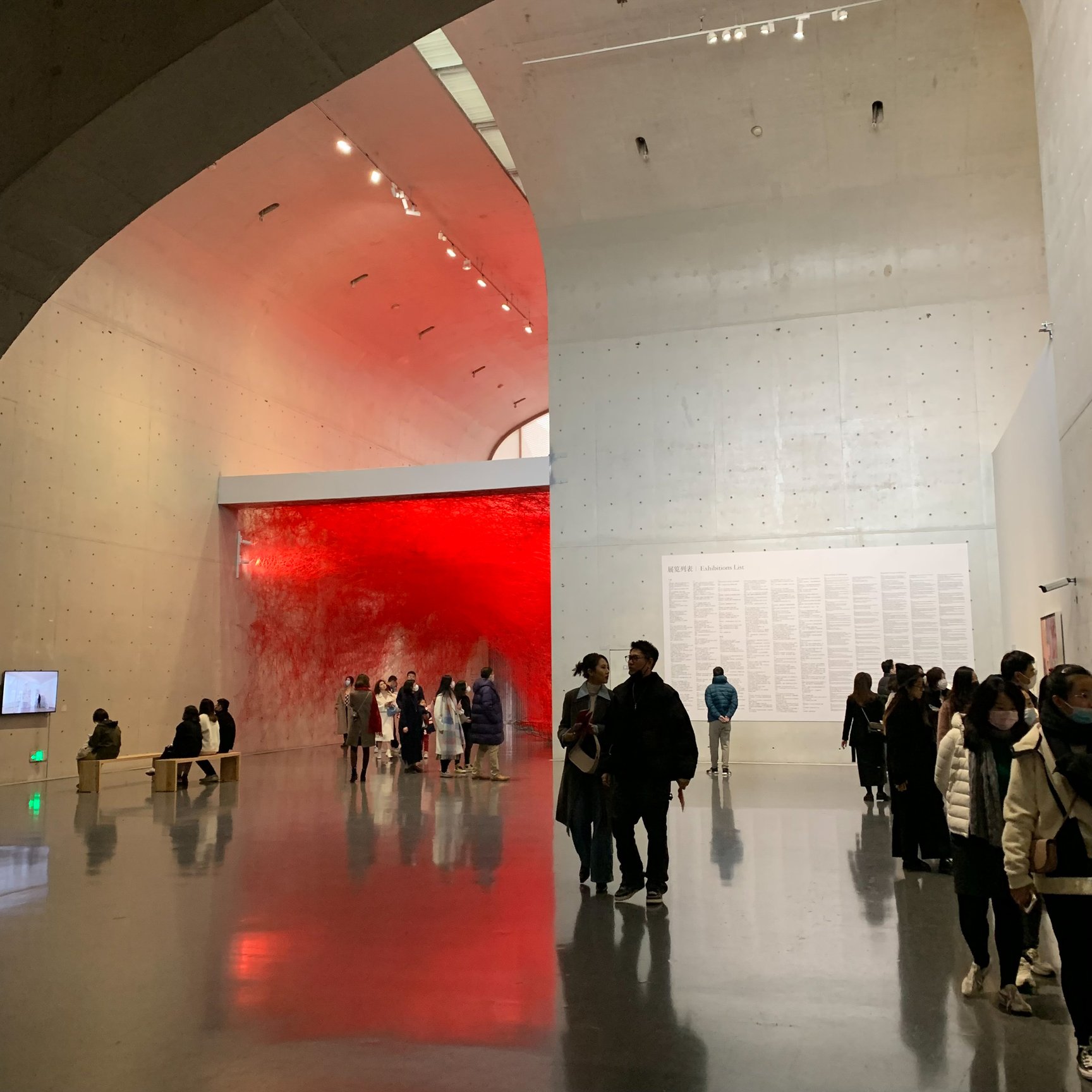 塩田千春展の内部
