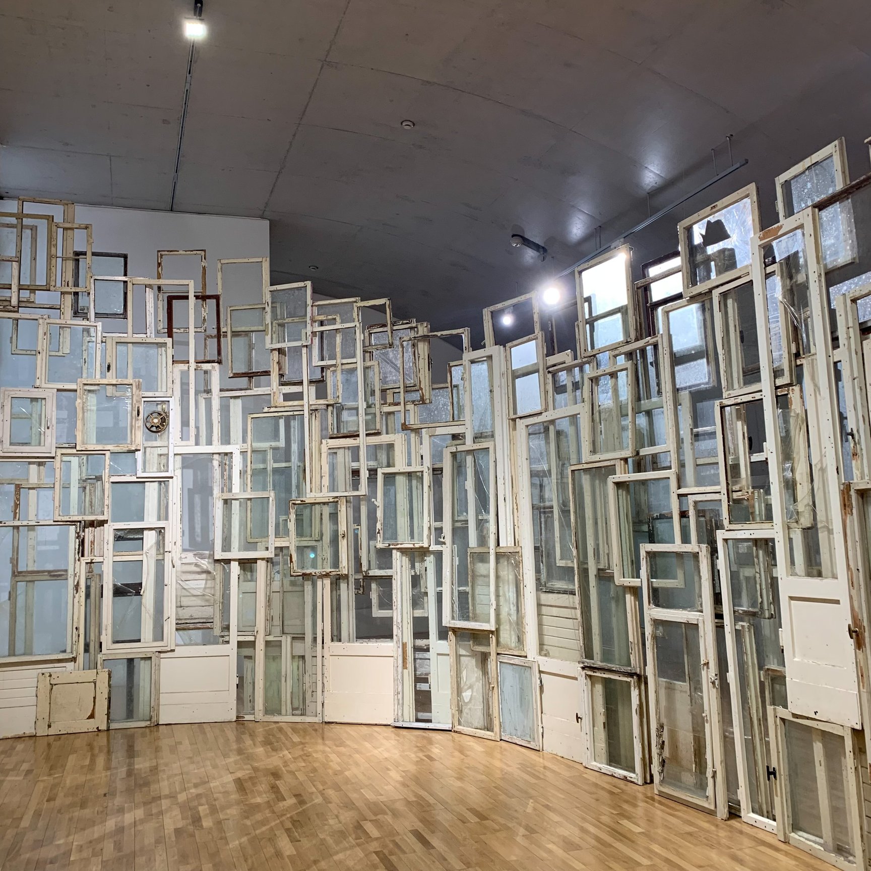 塩田千春展の内部