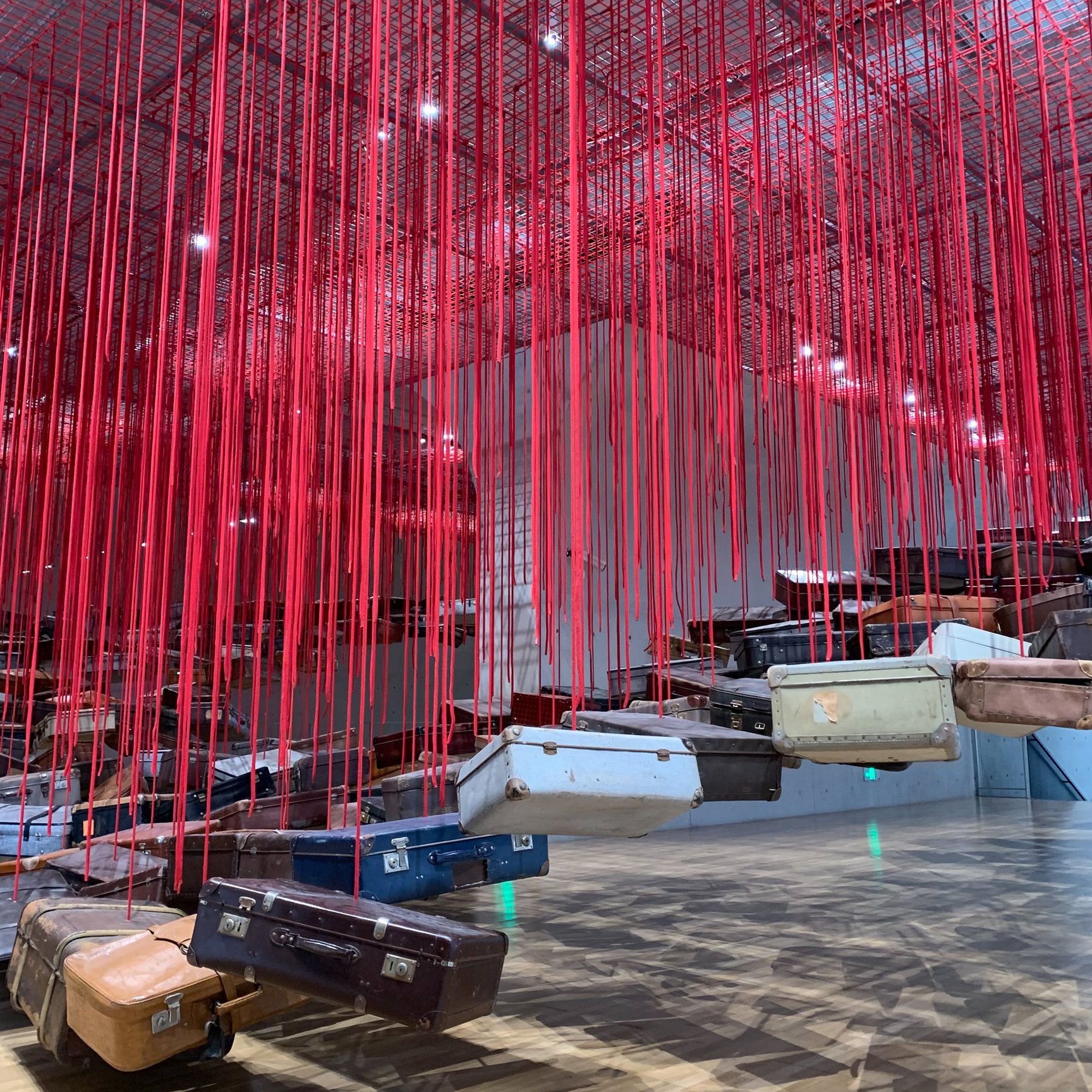 塩田千春展の内部