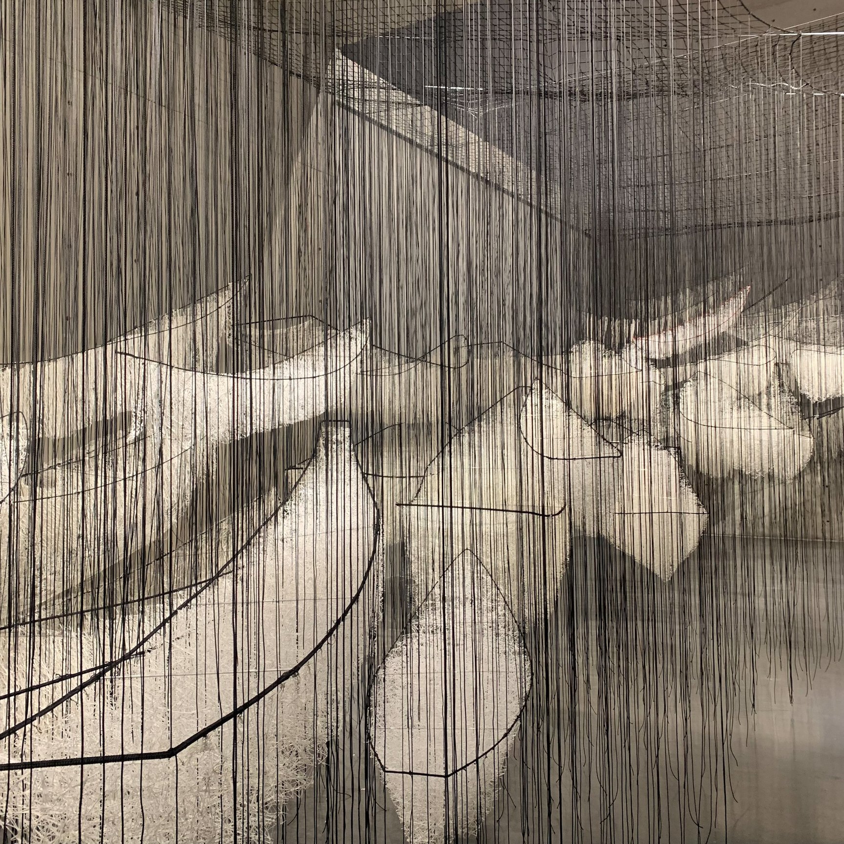塩田千春展の内部