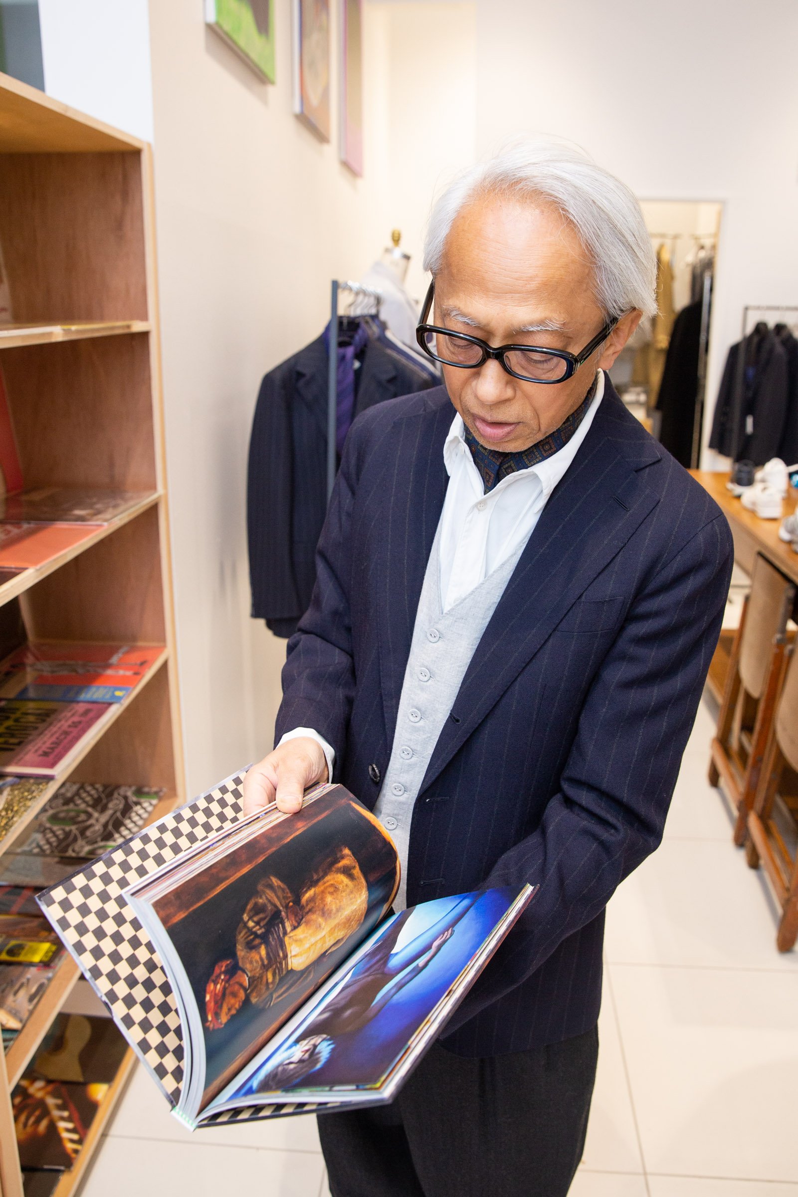 アート本を見る栗野氏
