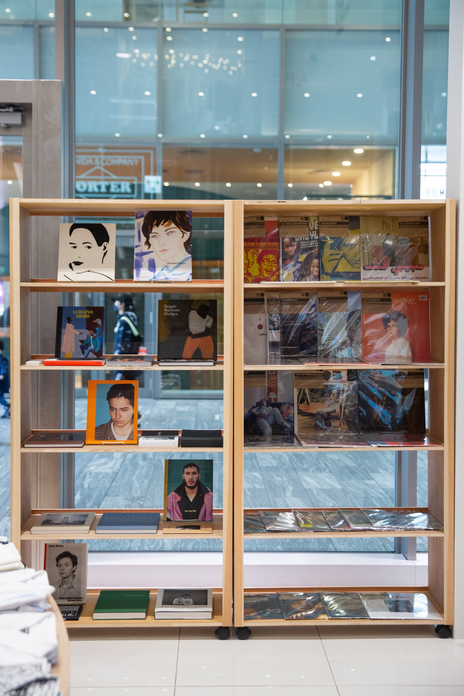 「自由な背広」で販売しているアート本とレコード