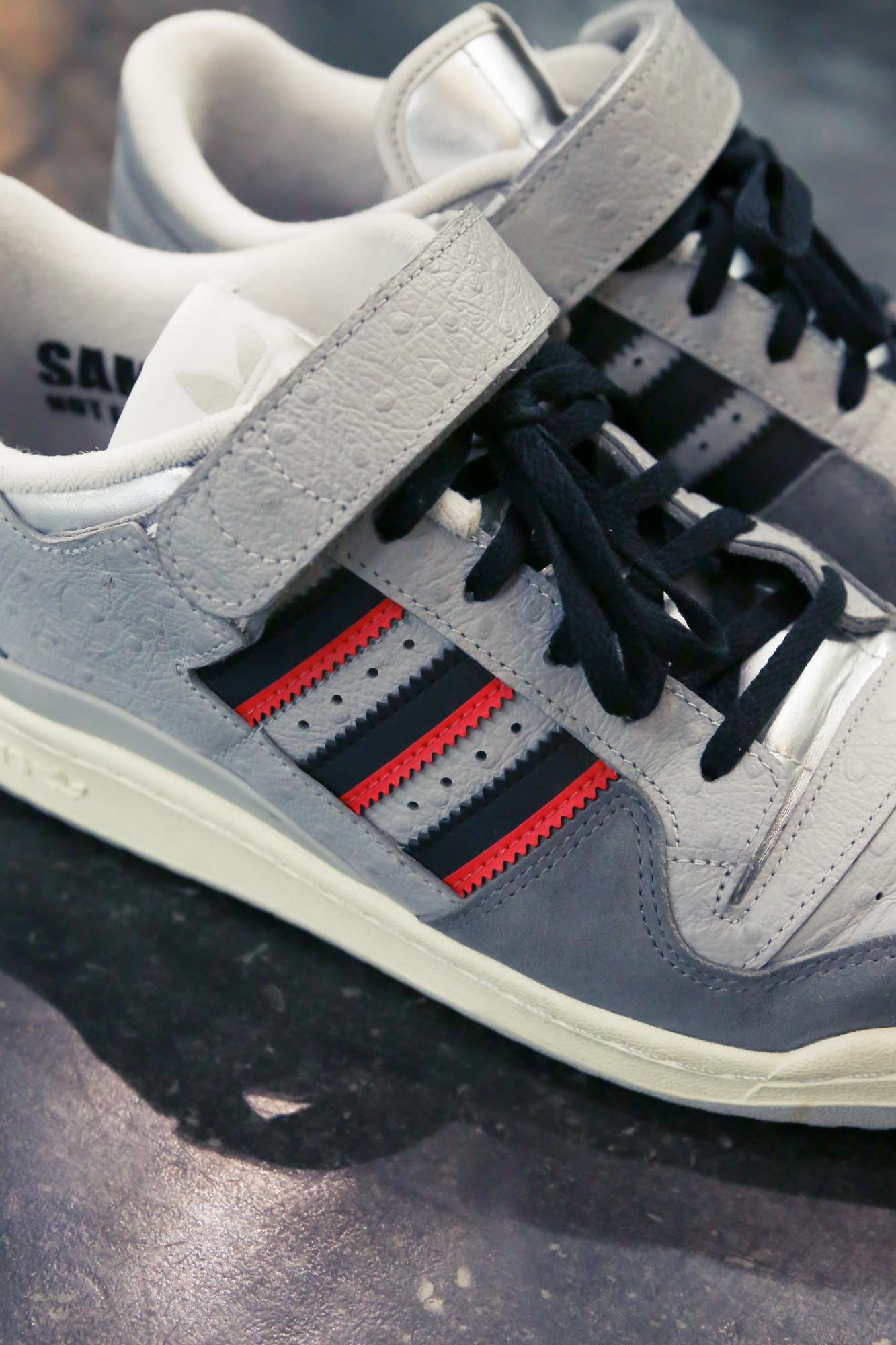 アディダスのスリーストライプ