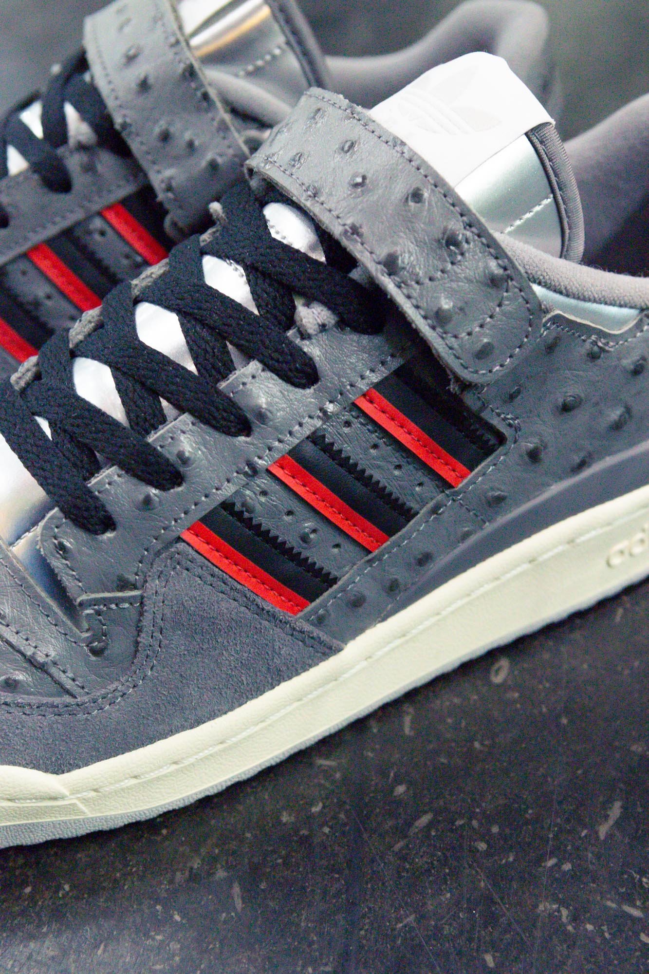 コラボモデルのスリーストライプ