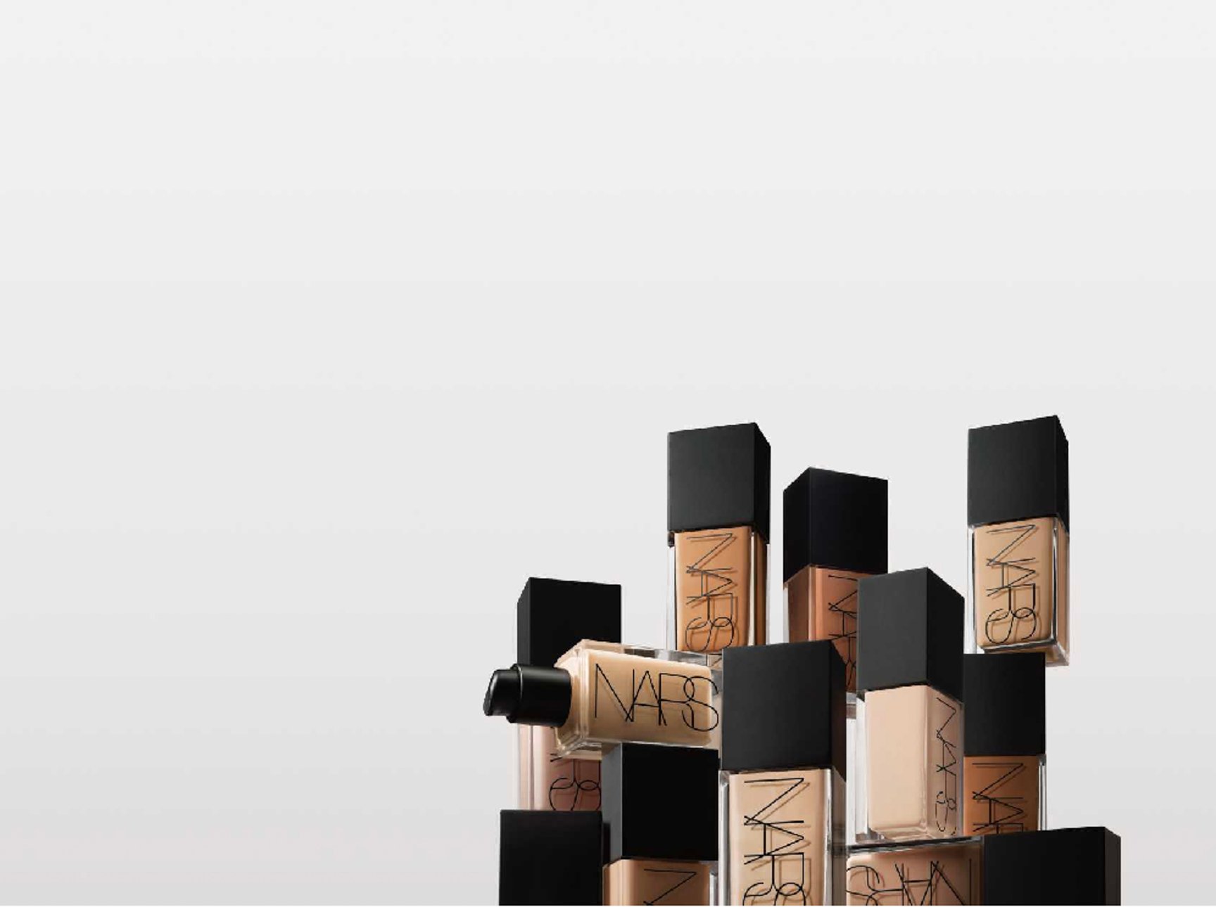 「ライトリフレクティング ファンデーション」(全15色、税込6600円)