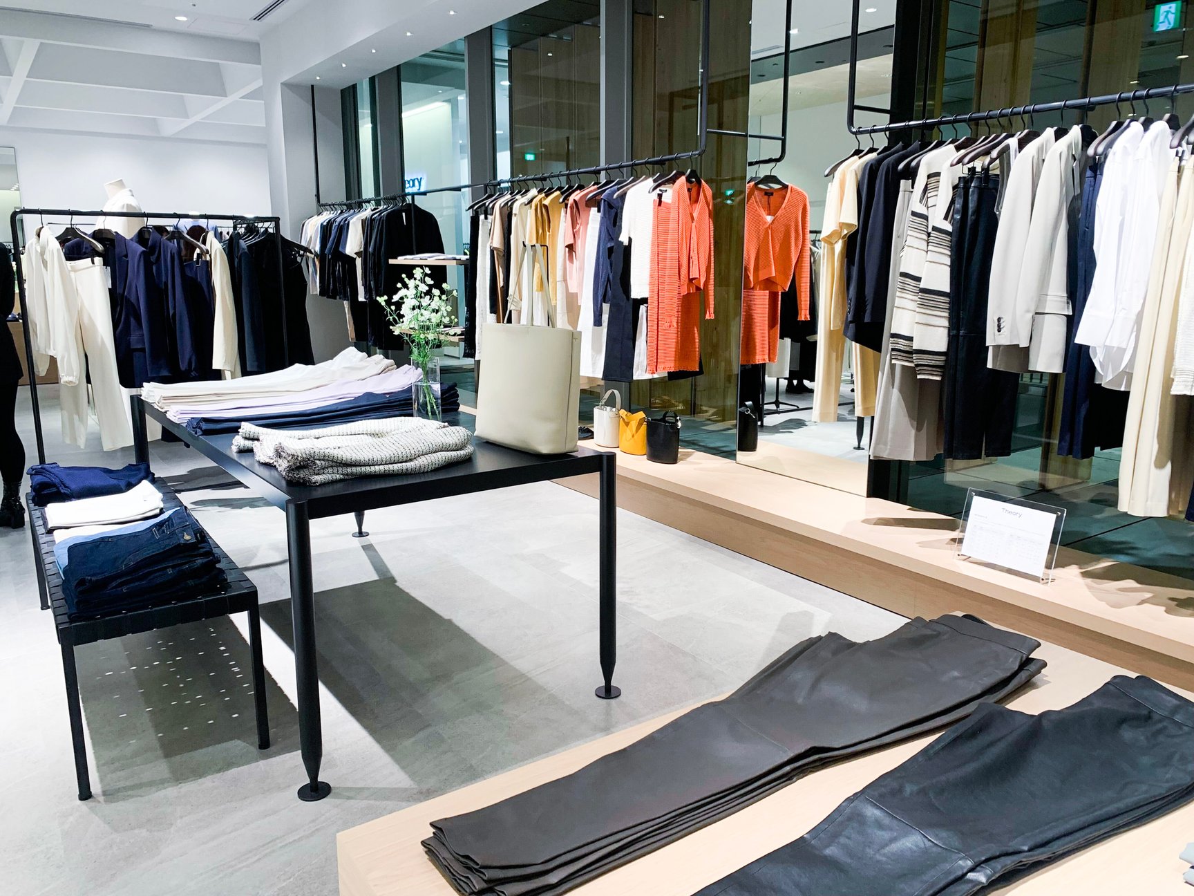 セオリー NEWoMan 新宿店 店内の様子