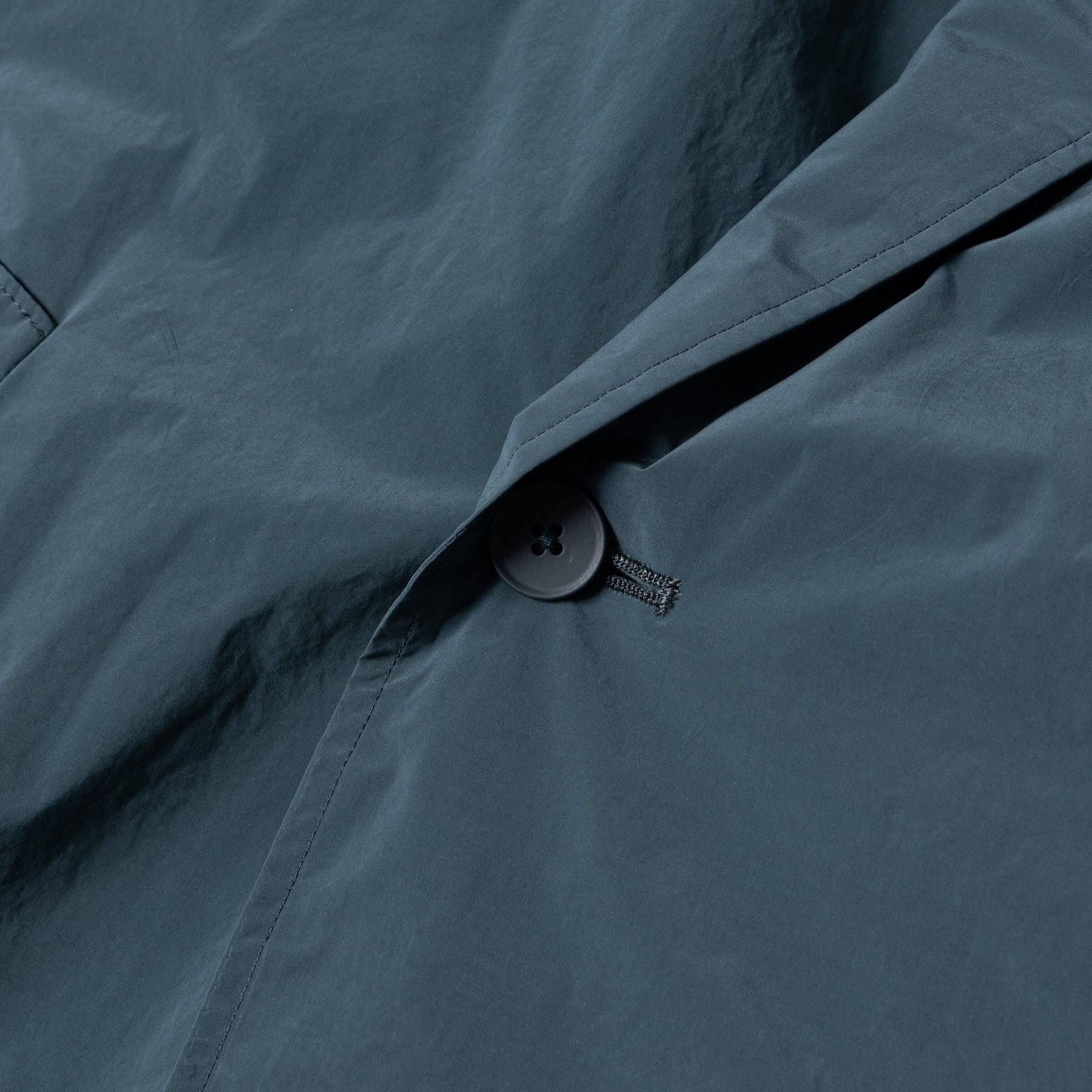 エイトンのグリーンカラーのコート