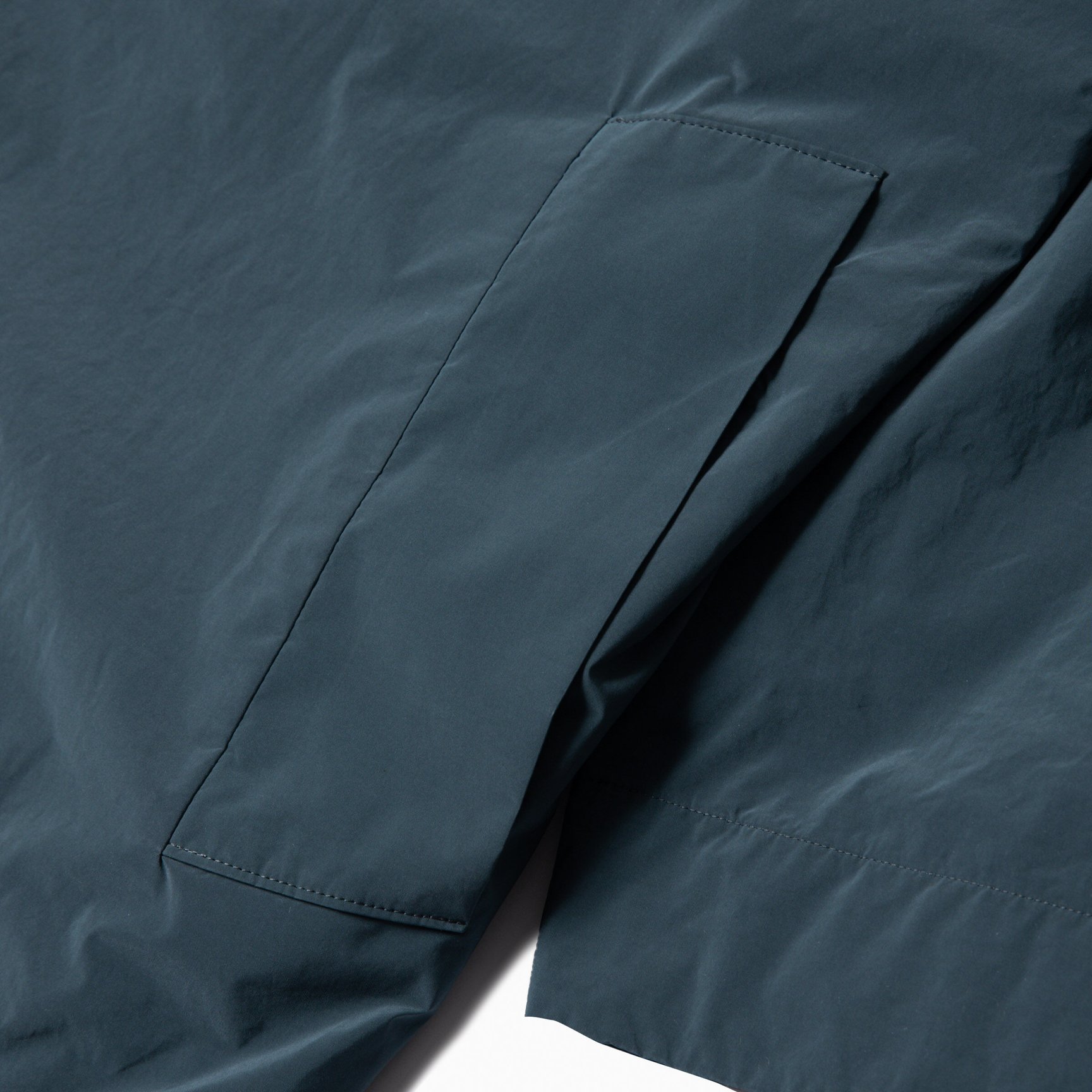 エイトンのグリーンカラーのコート