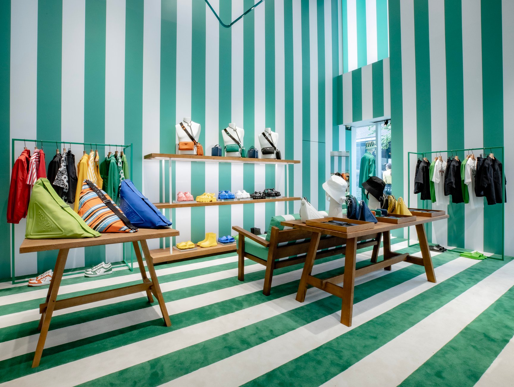 Prada Tropico 店内