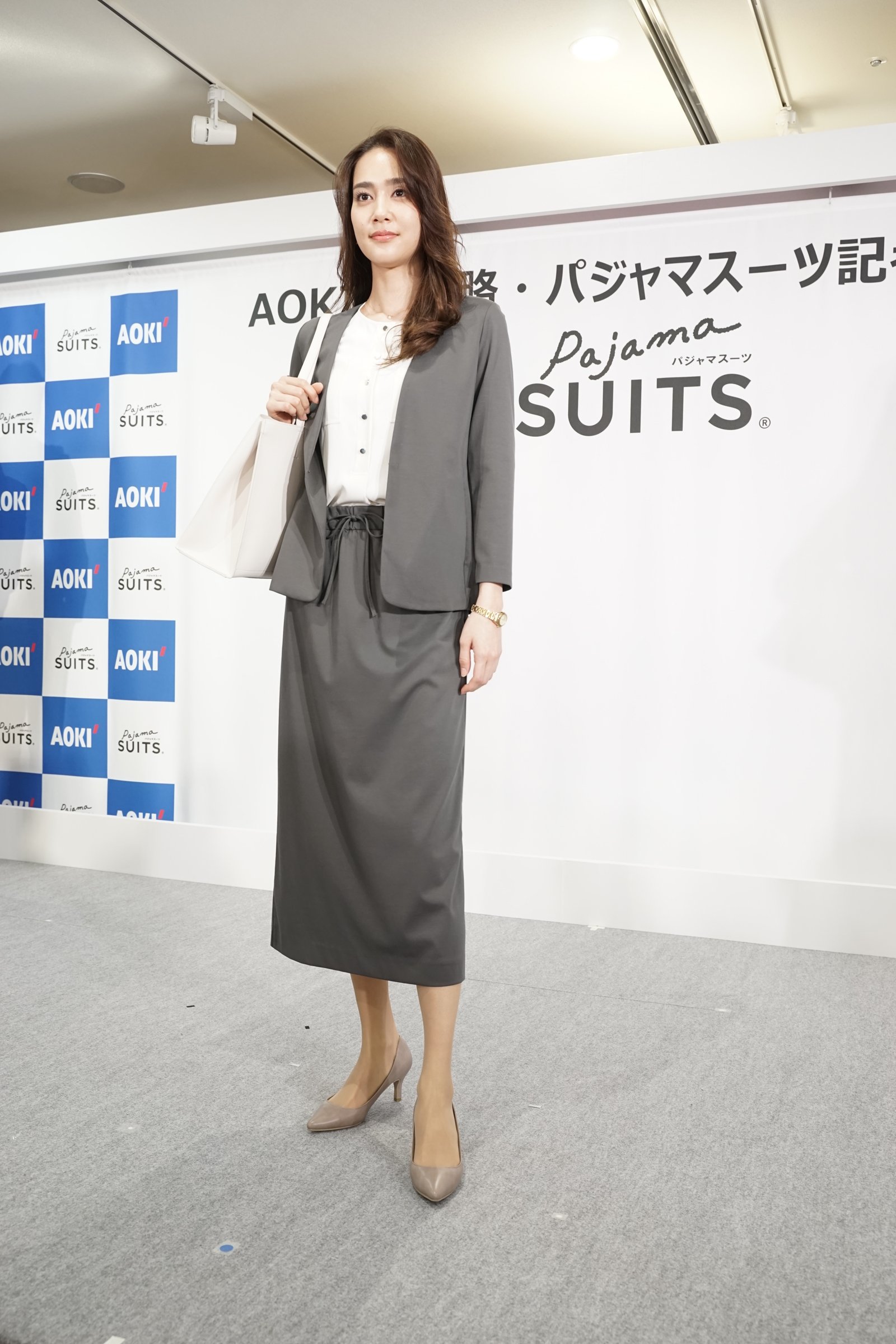 スーツを着用したモデル