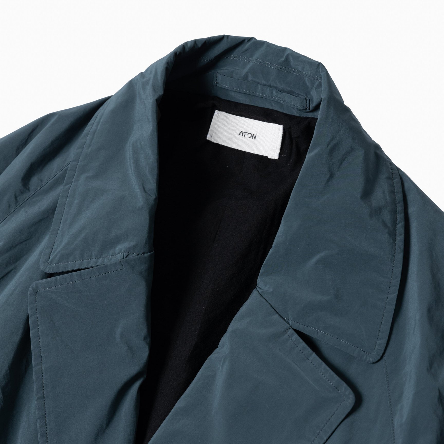 エイトンのグリーンカラーのコート