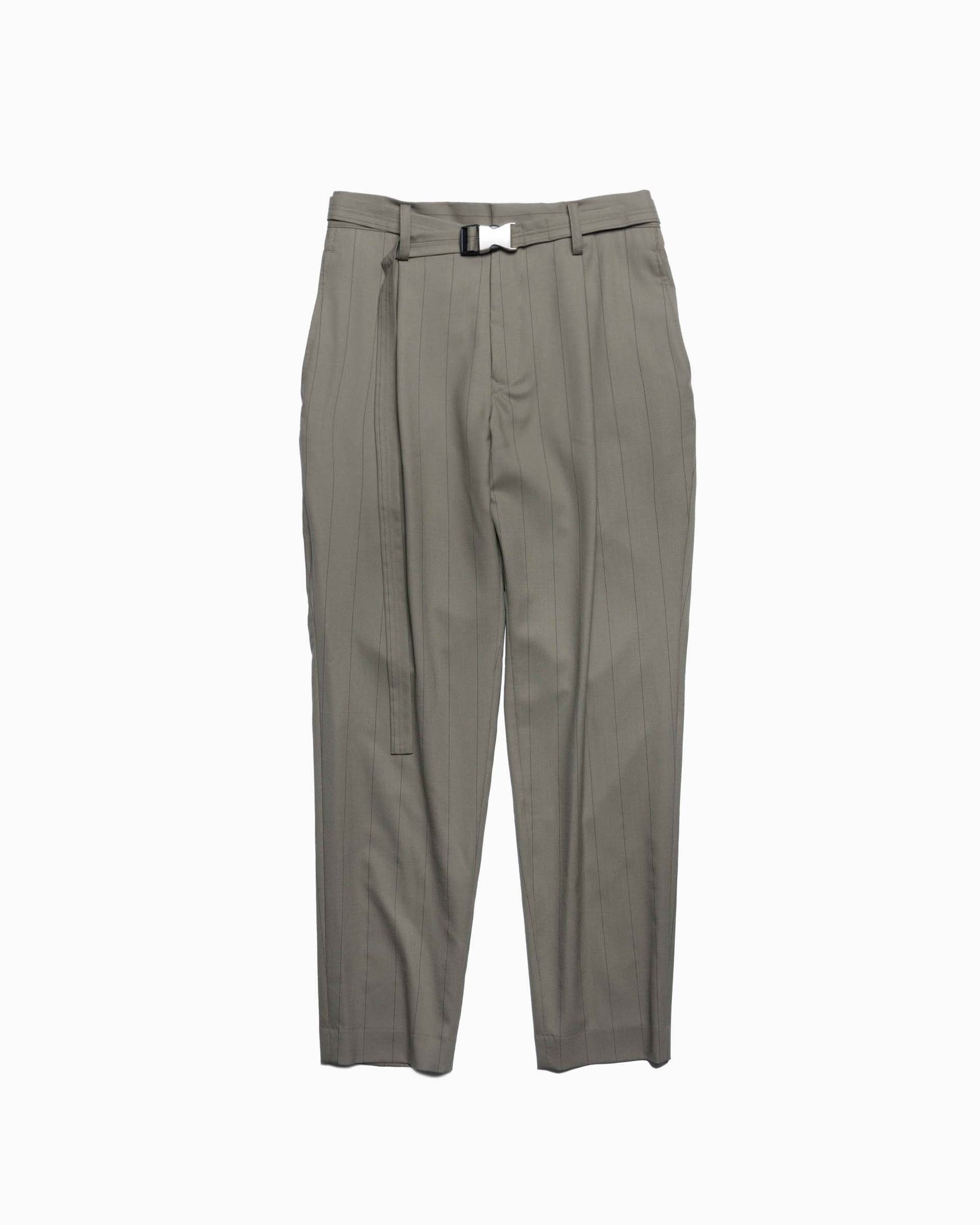 ウジョーのグリーンカラーのパンツ