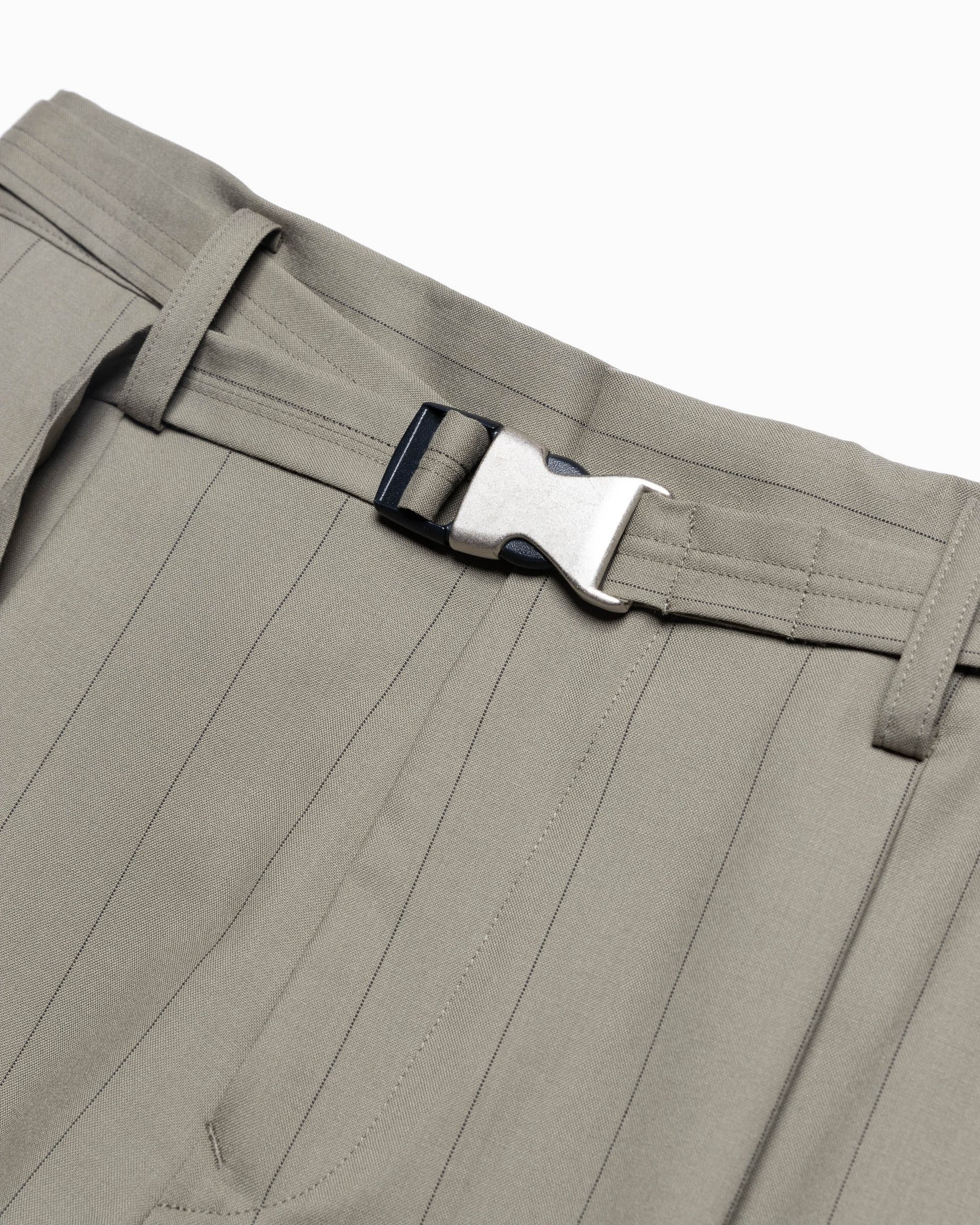 ウジョーのグリーンカラーのパンツ