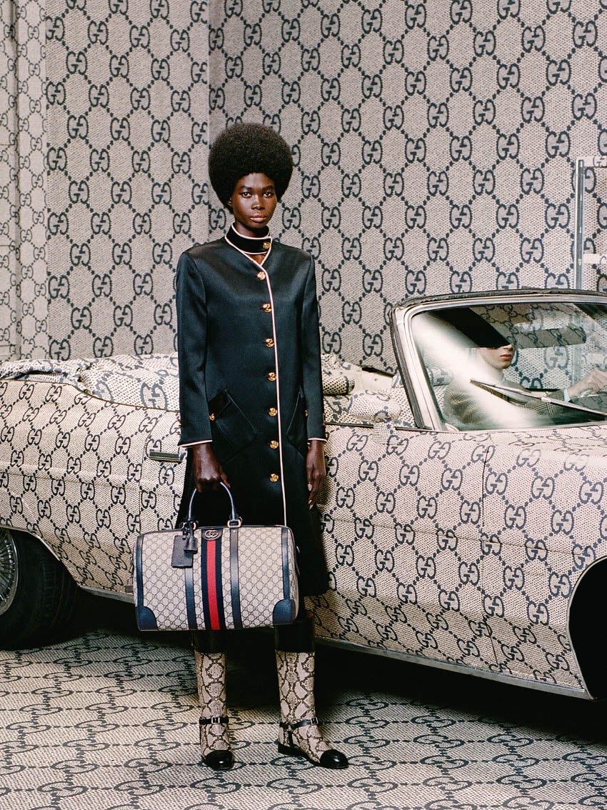 黒いコートを着た女性