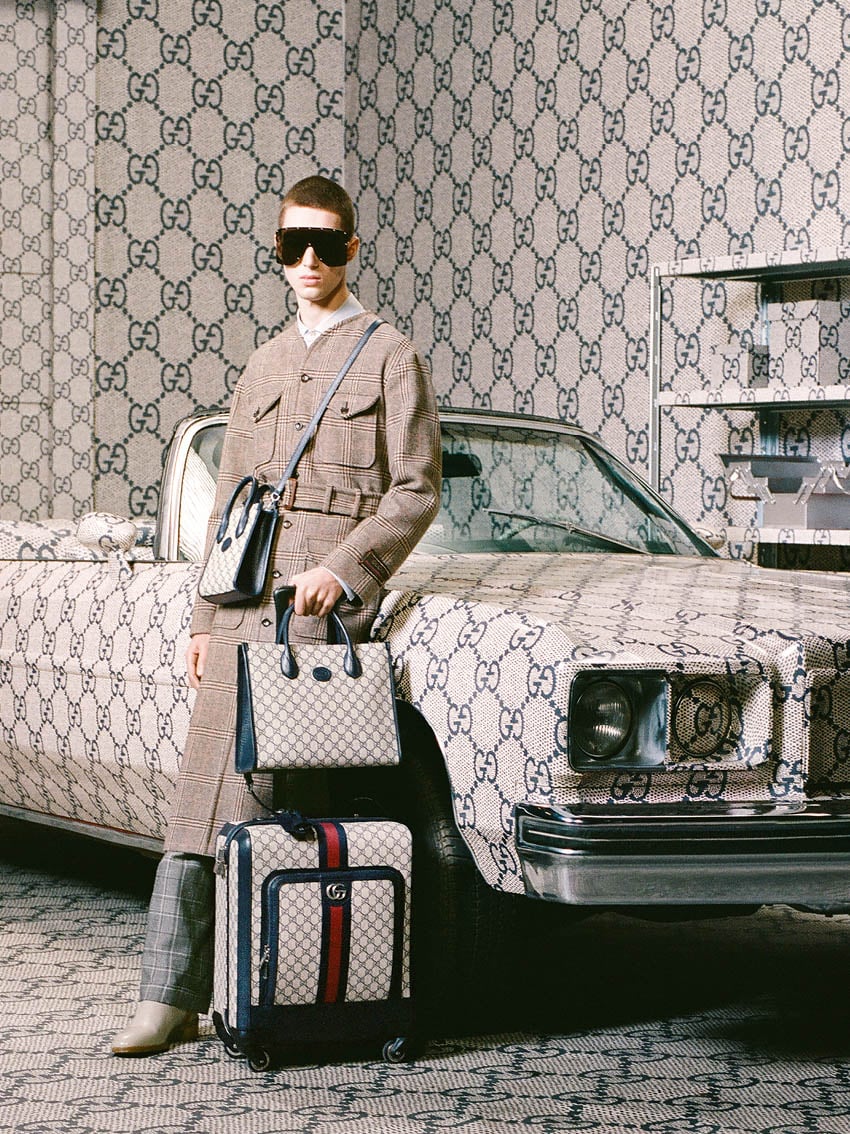 ベージュのコートを着た女性