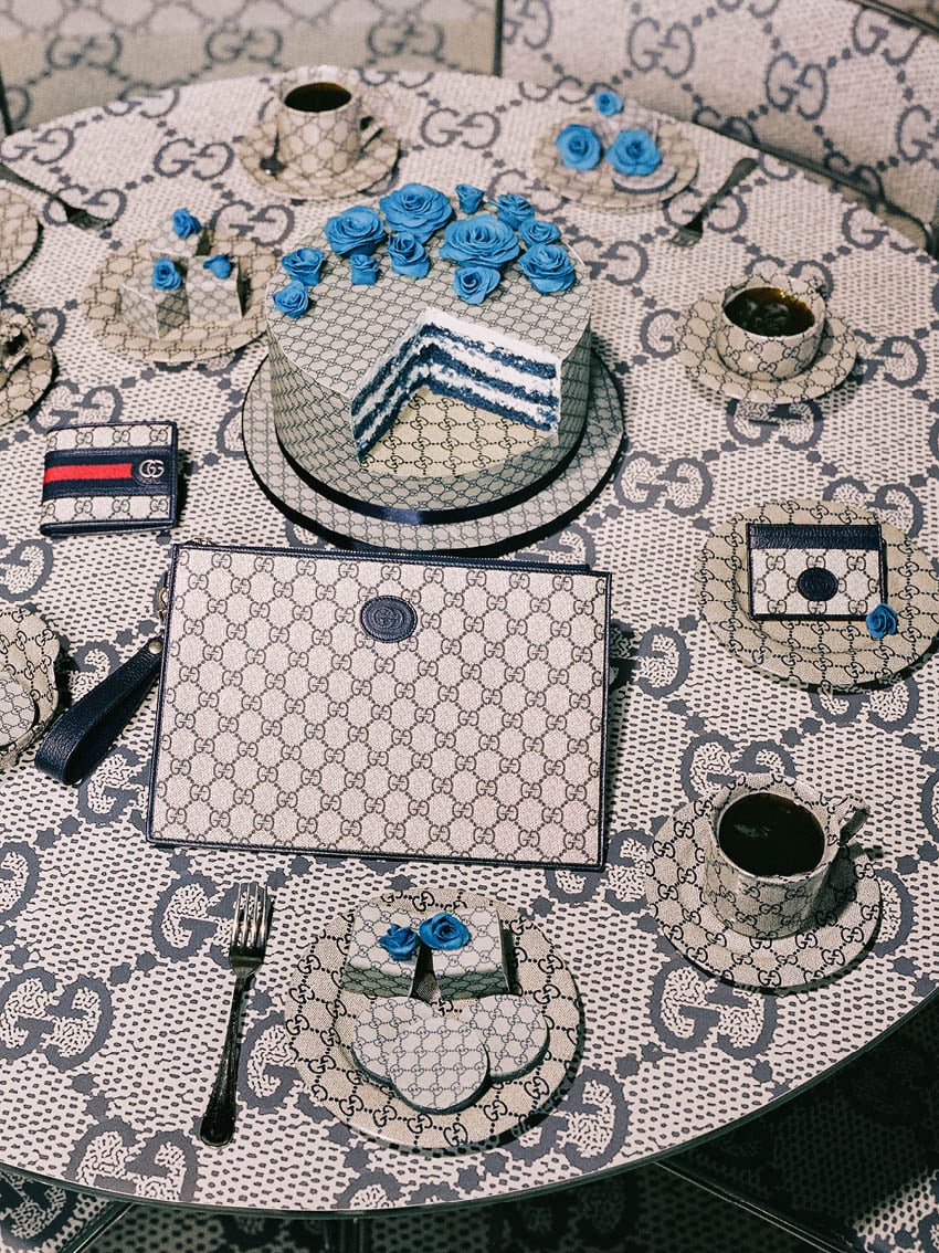 テーブル上のケーキとバッグ